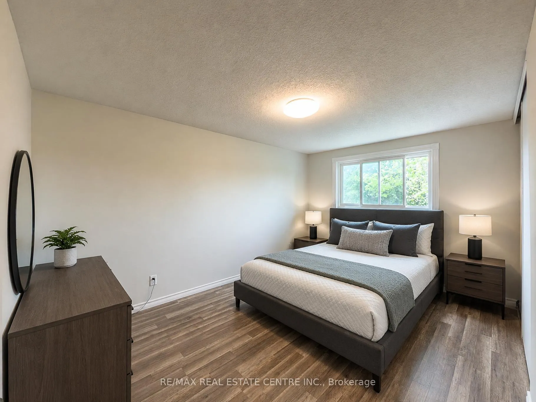 Photo 21 of 724 Parkview Crescent, Cambridge — HOMEH