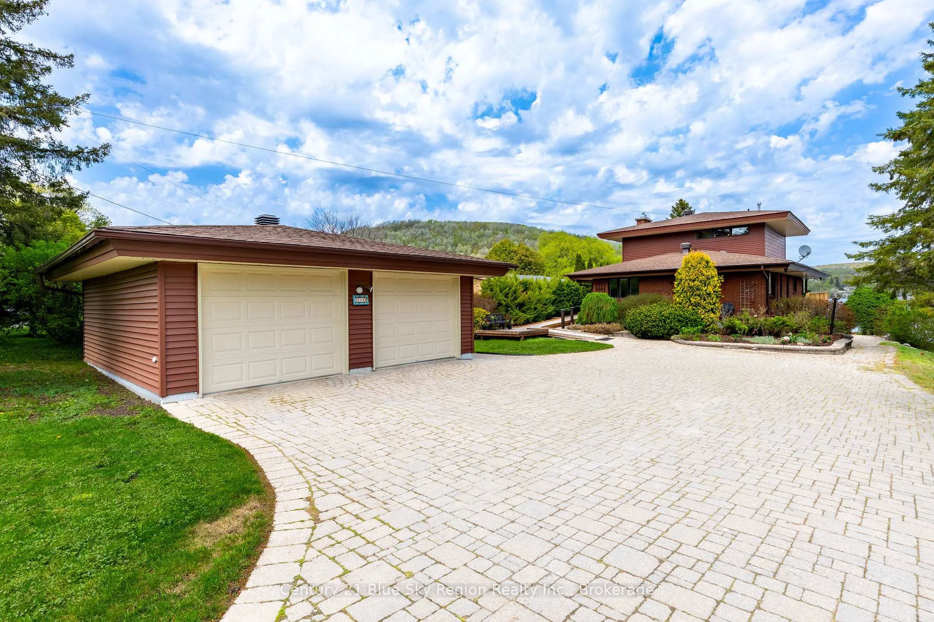 Photo 2 of 204 Lakeside Drive, North Bay, Birchaven — HOMEH