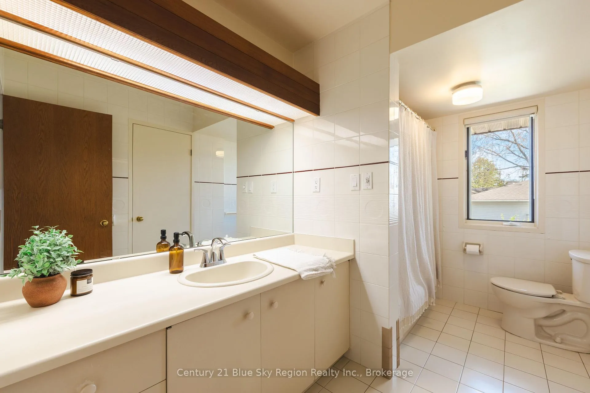 Photo 32 of 204 Lakeside Drive, North Bay, Birchaven — HOMEH