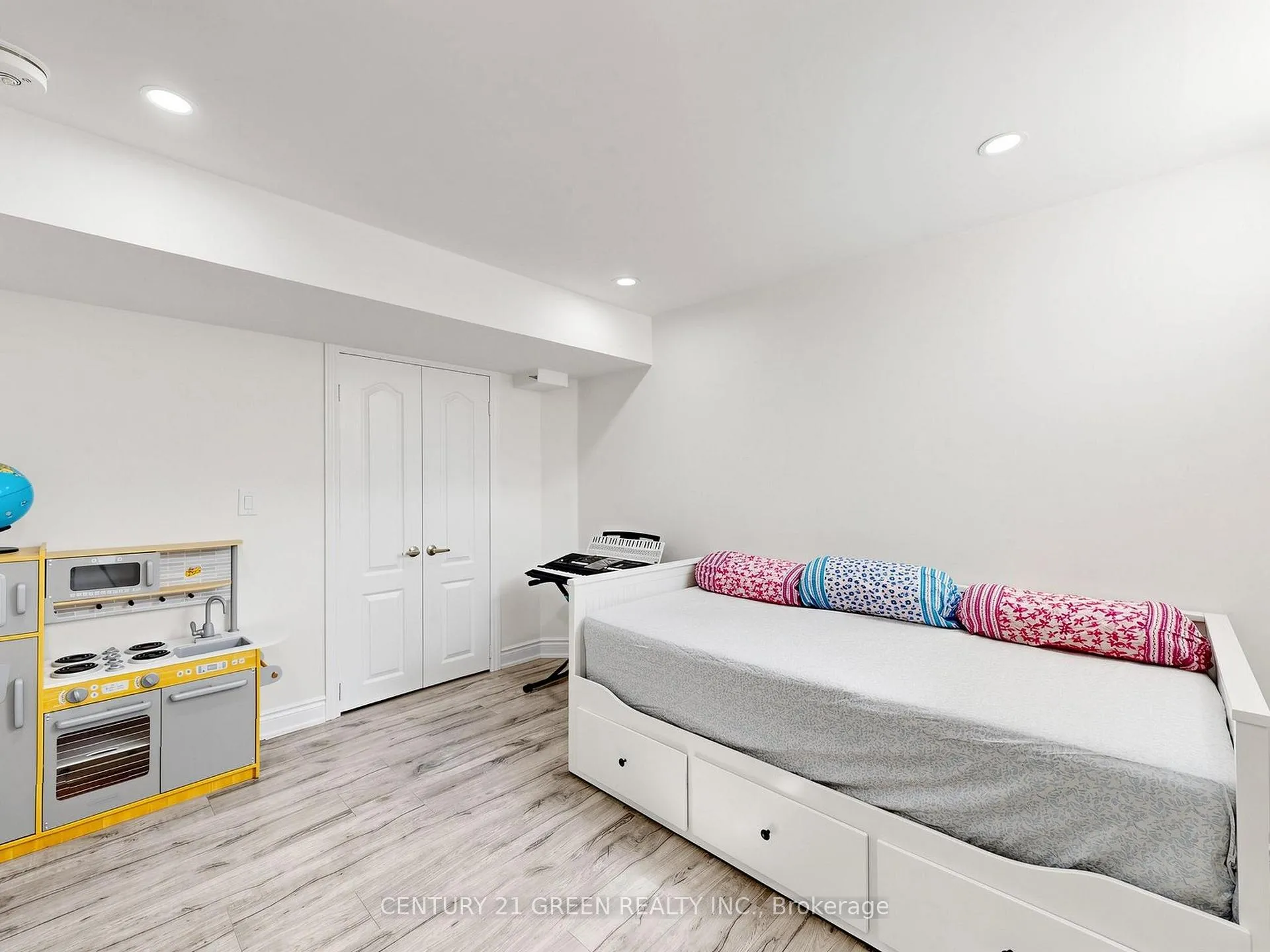 Photo 33 of 35 Twin Falls Road, Brampton, Bram West — HOMEH