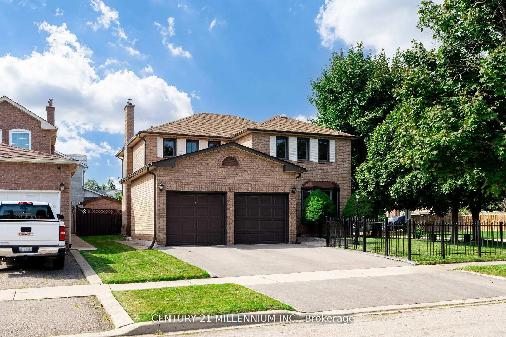 Photo 2 of 10 Phelps Drive, Brampton, Northwood Park — HOMEH