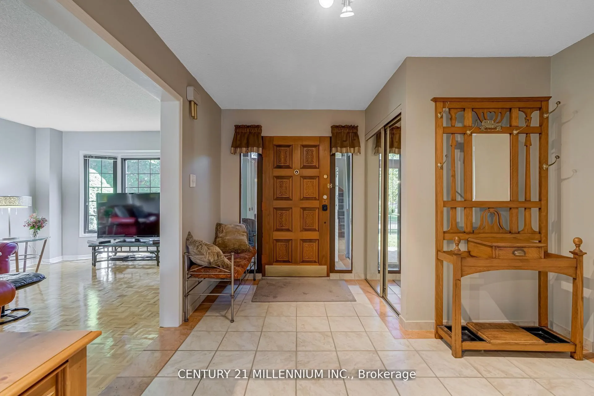 Photo 3 of 10 Phelps Drive, Brampton, Northwood Park — HOMEH