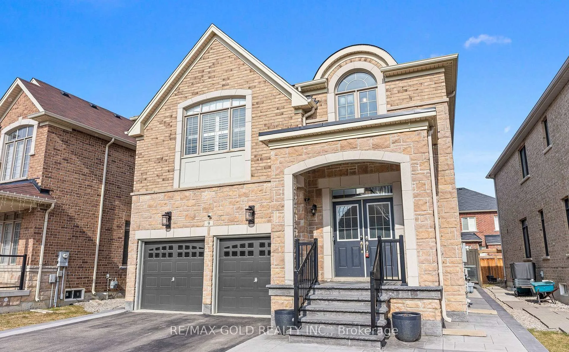 Photo 2 of 9 Fringetree Road, Brampton, Sandringham-Wellington North — HOMEH