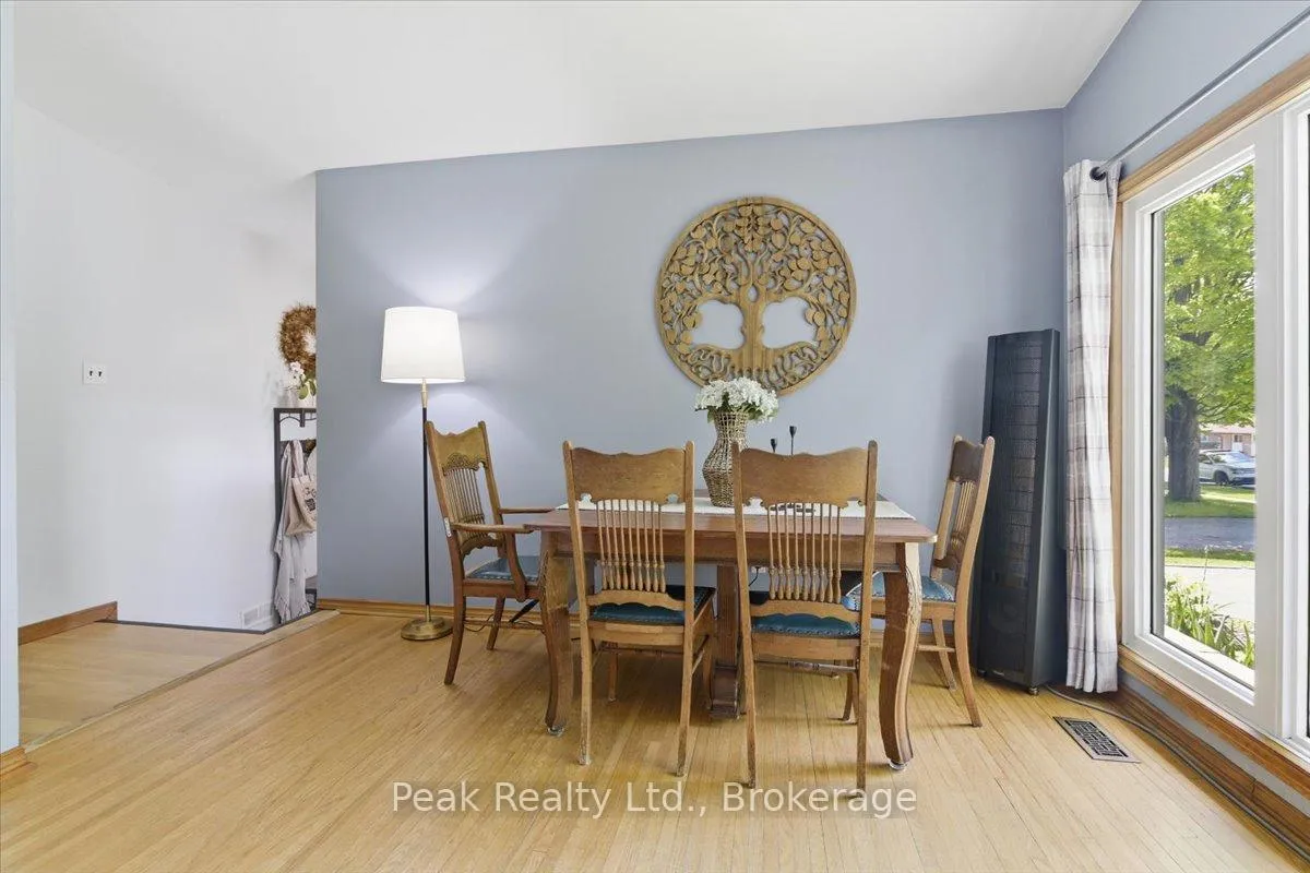 Photo 10 of 1344 Royal Drive, Peterborough, Northcrest Ward 5 — HOMEH