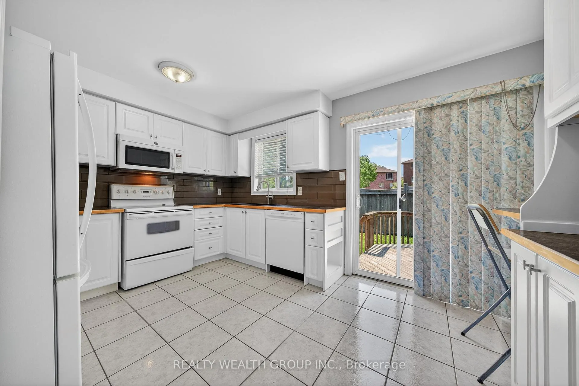 Photo 10 of 61 Stollar Boulevard, Barrie, Little Lake — HOMEH