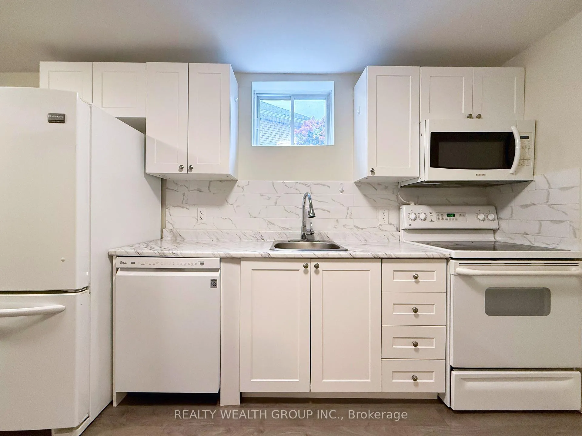 Photo 32 of 61 Stollar Boulevard, Barrie, Little Lake — HOMEH