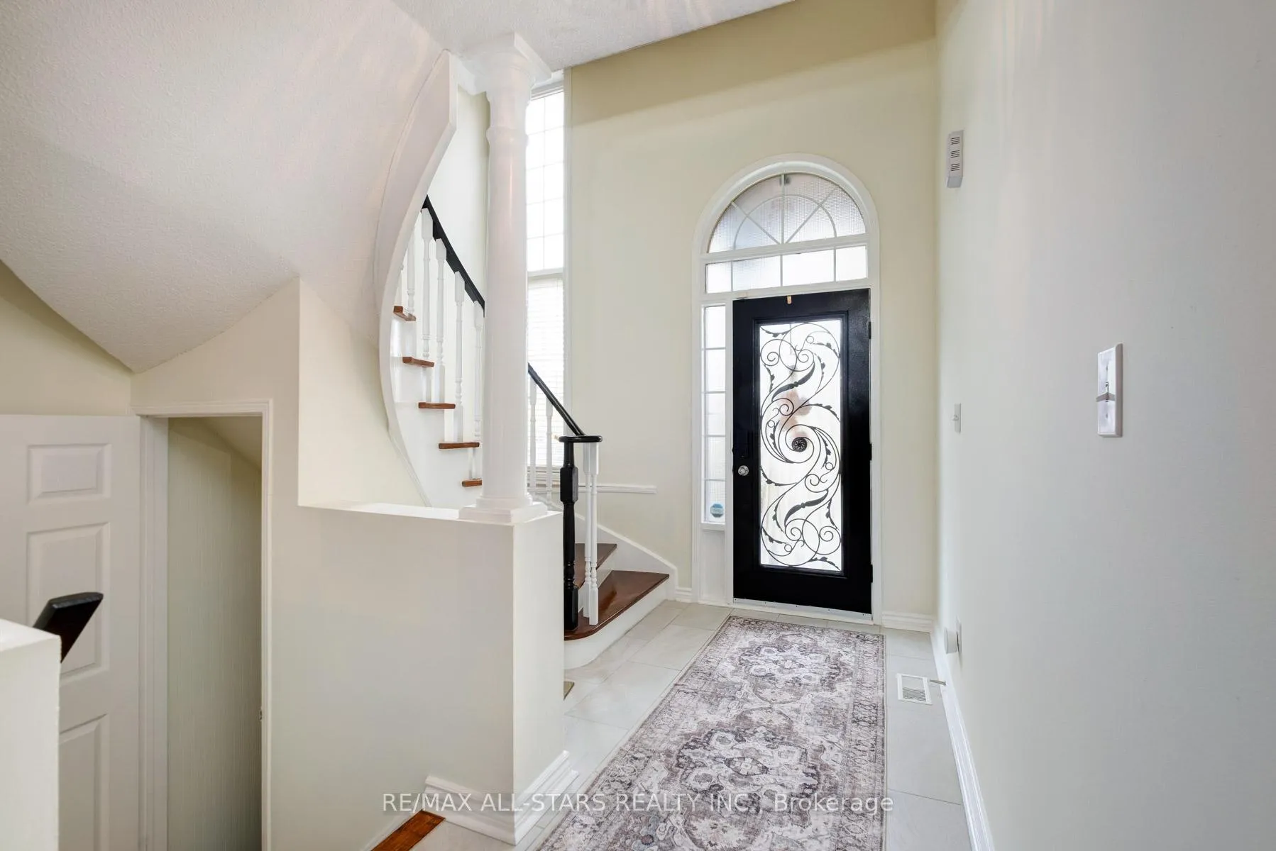 Photo 2 of 179 Drummond Drive, Vaughan, Maple — HOMEH