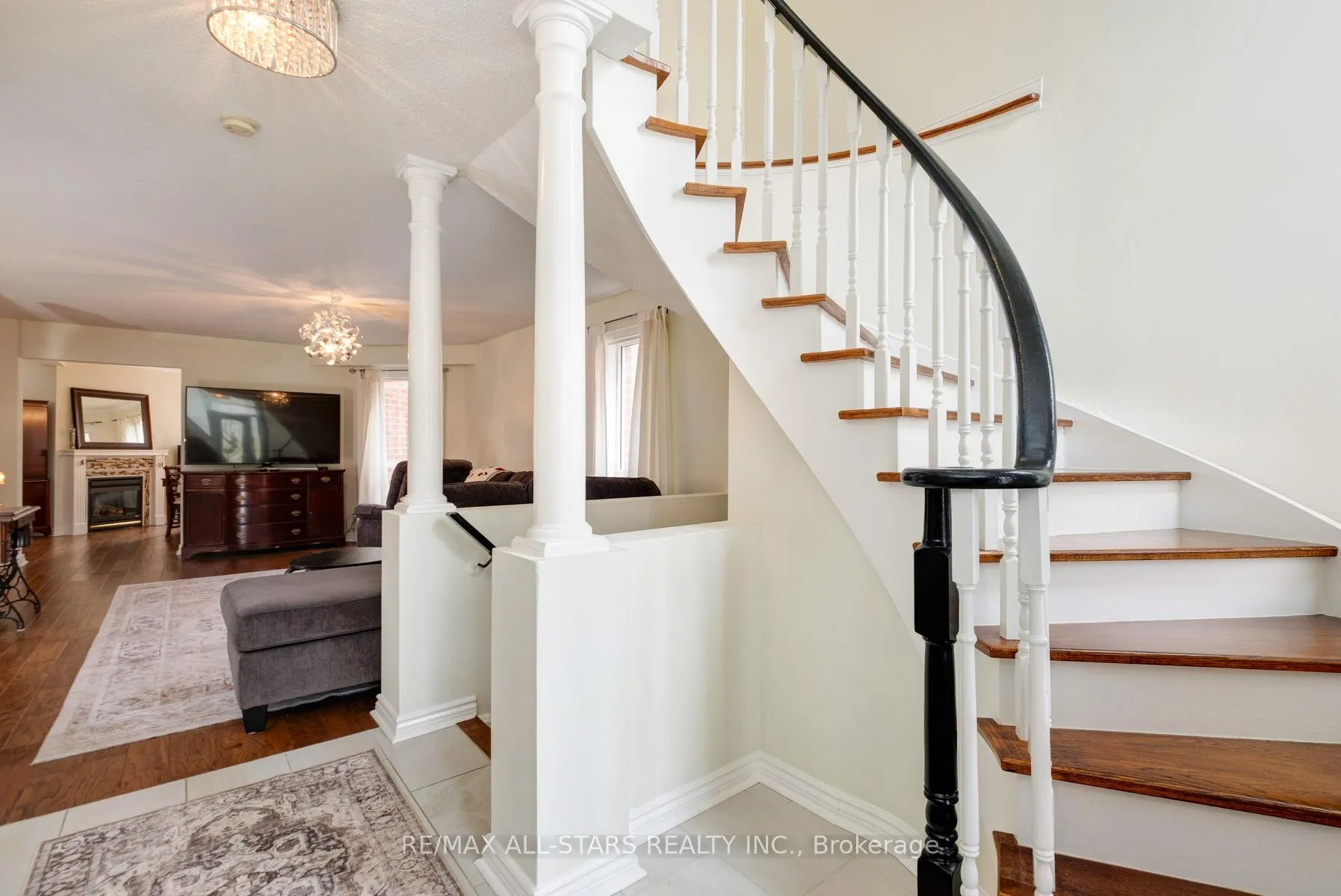 Photo 3 of 179 Drummond Drive, Vaughan, Maple — HOMEH