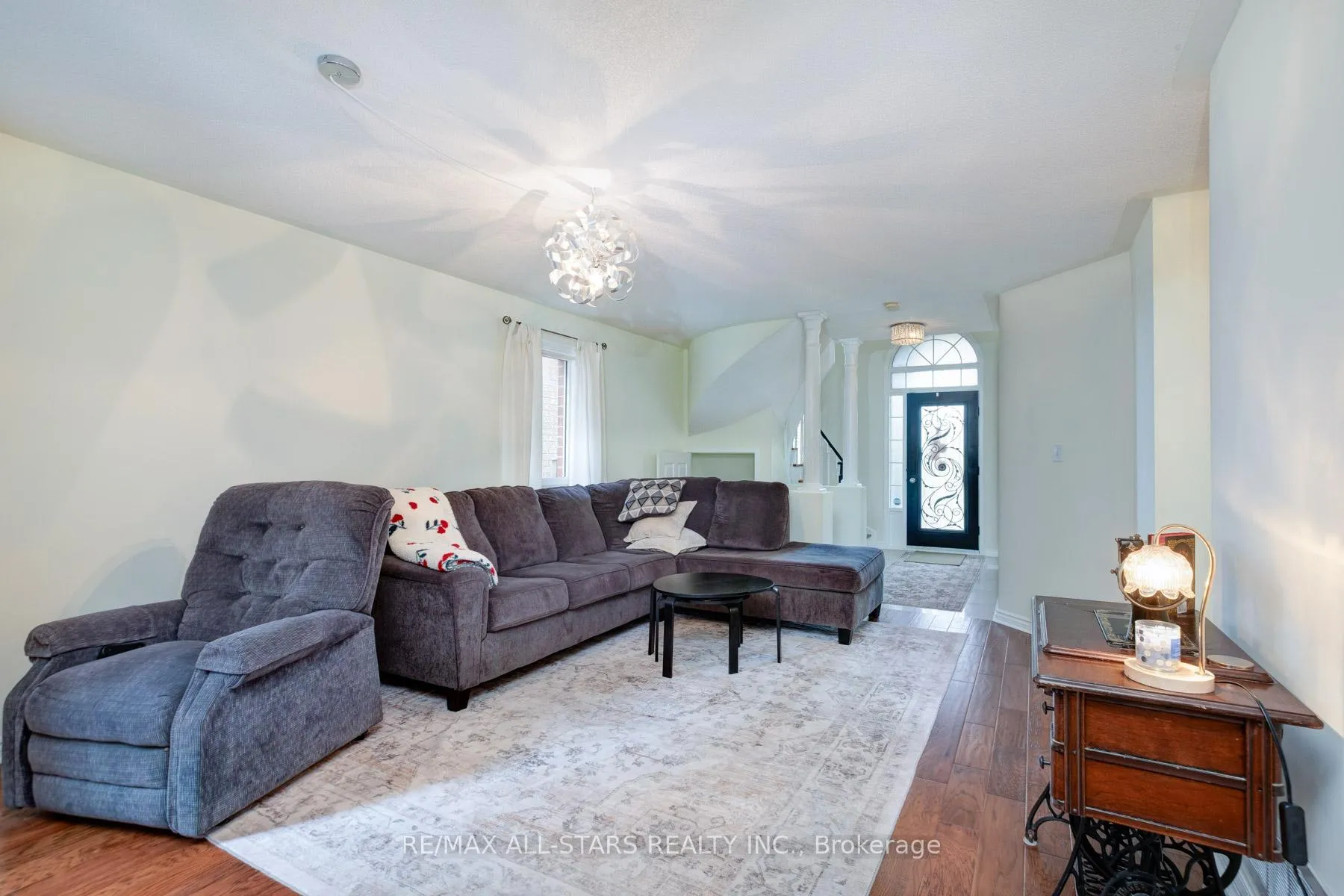 Photo 4 of 179 Drummond Drive, Vaughan, Maple — HOMEH