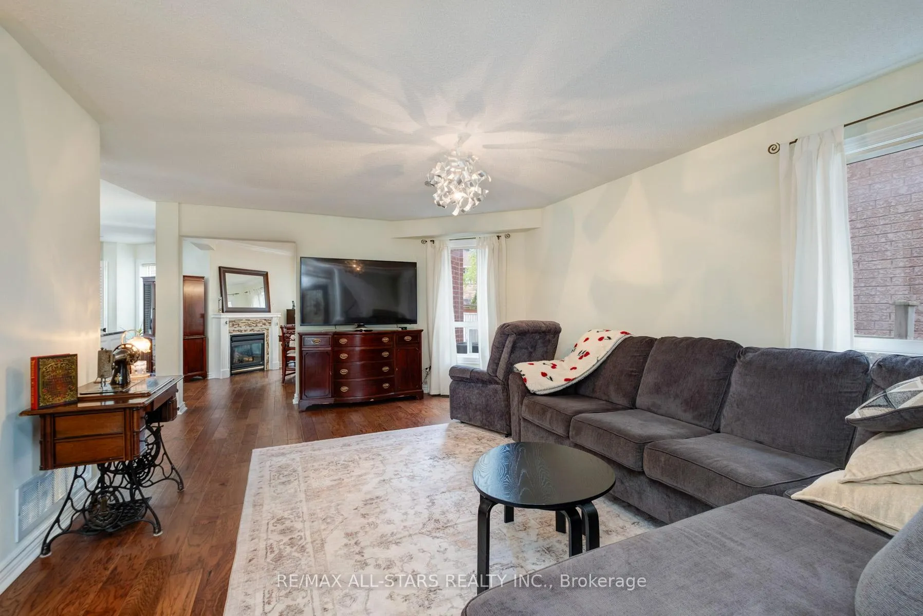 Photo 5 of 179 Drummond Drive, Vaughan, Maple — HOMEH