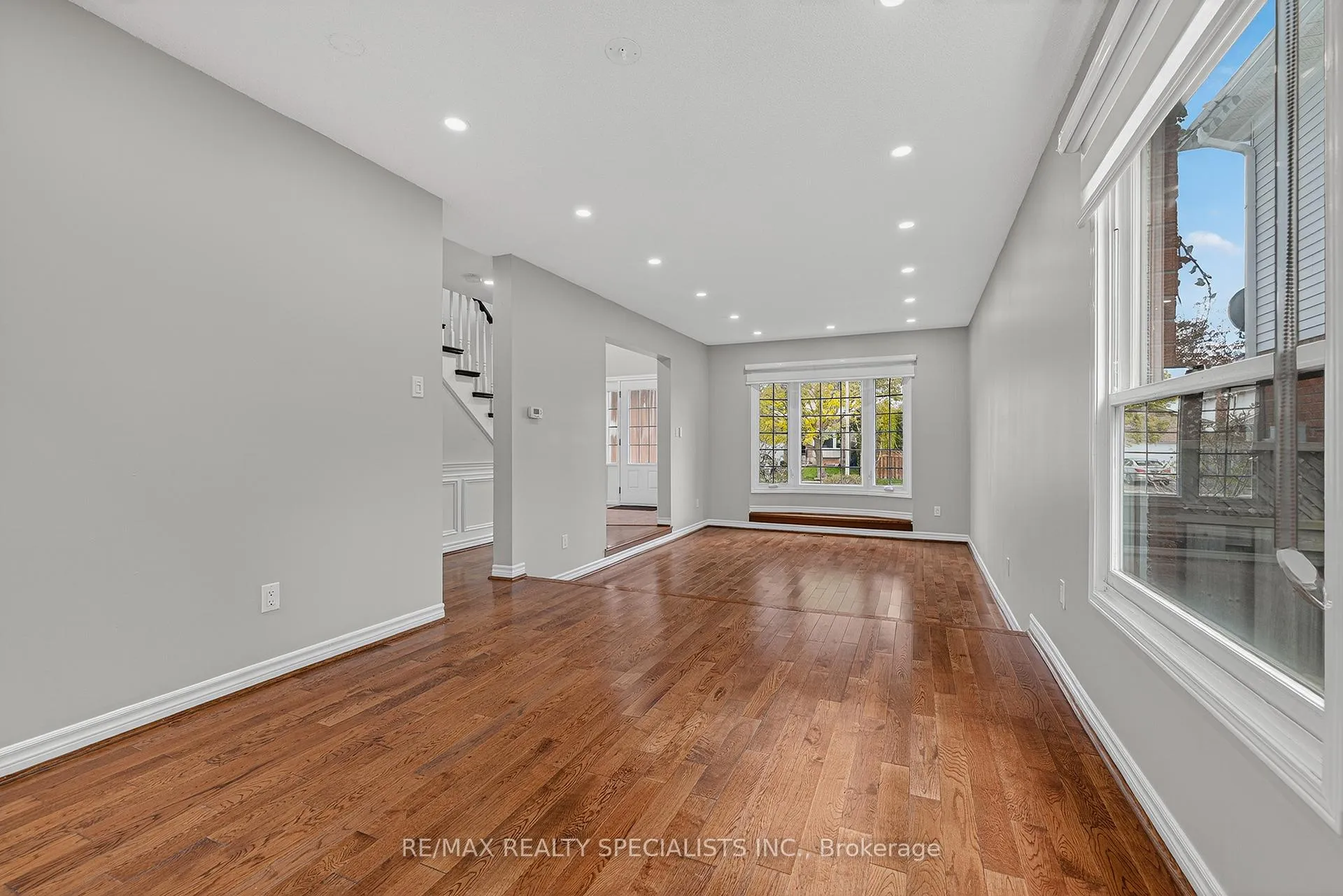 Photo 6 of 19 Longyear Drive, Hamilton, Waterdown — HOMEH