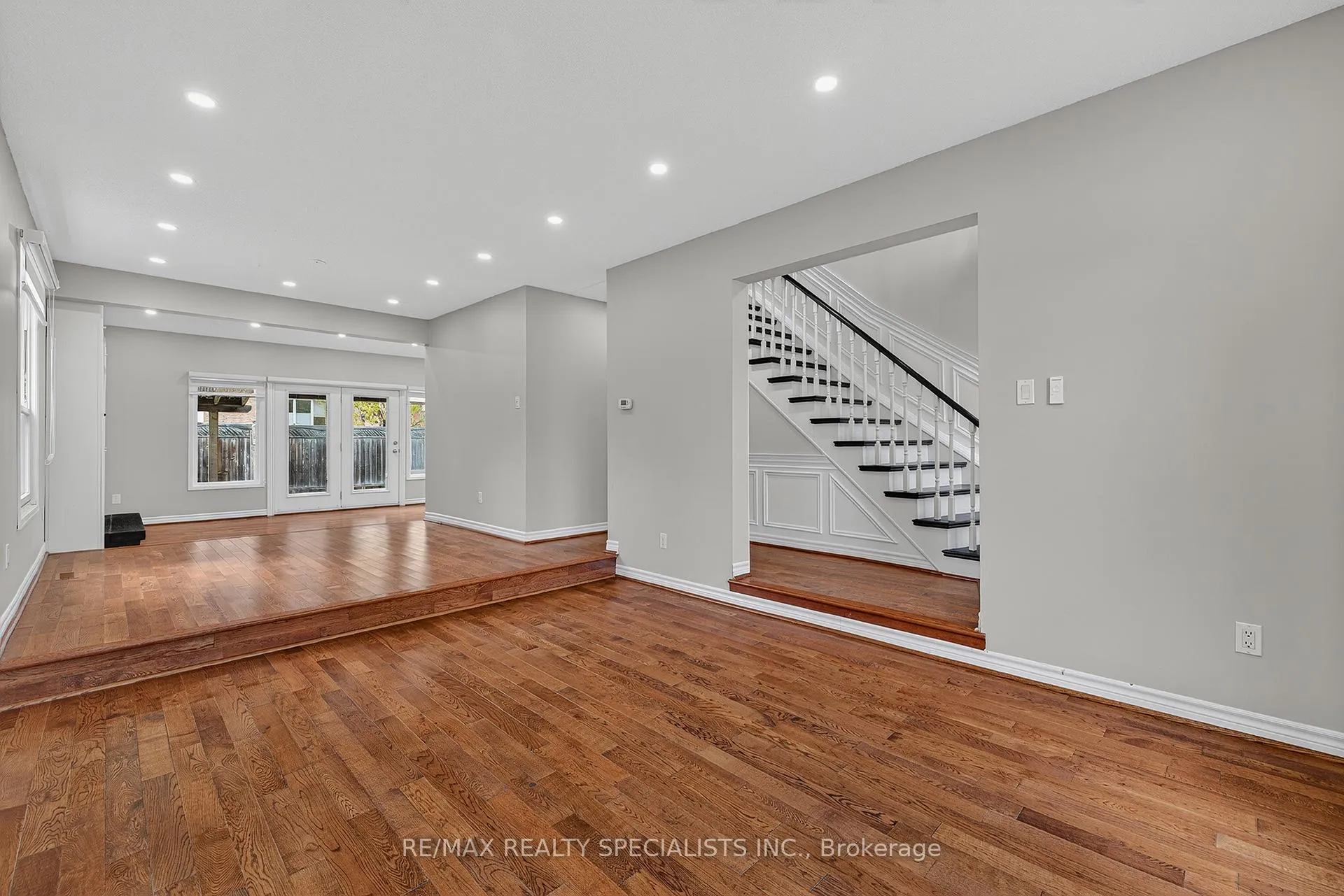 Photo 7 of 19 Longyear Drive, Hamilton, Waterdown — HOMEH