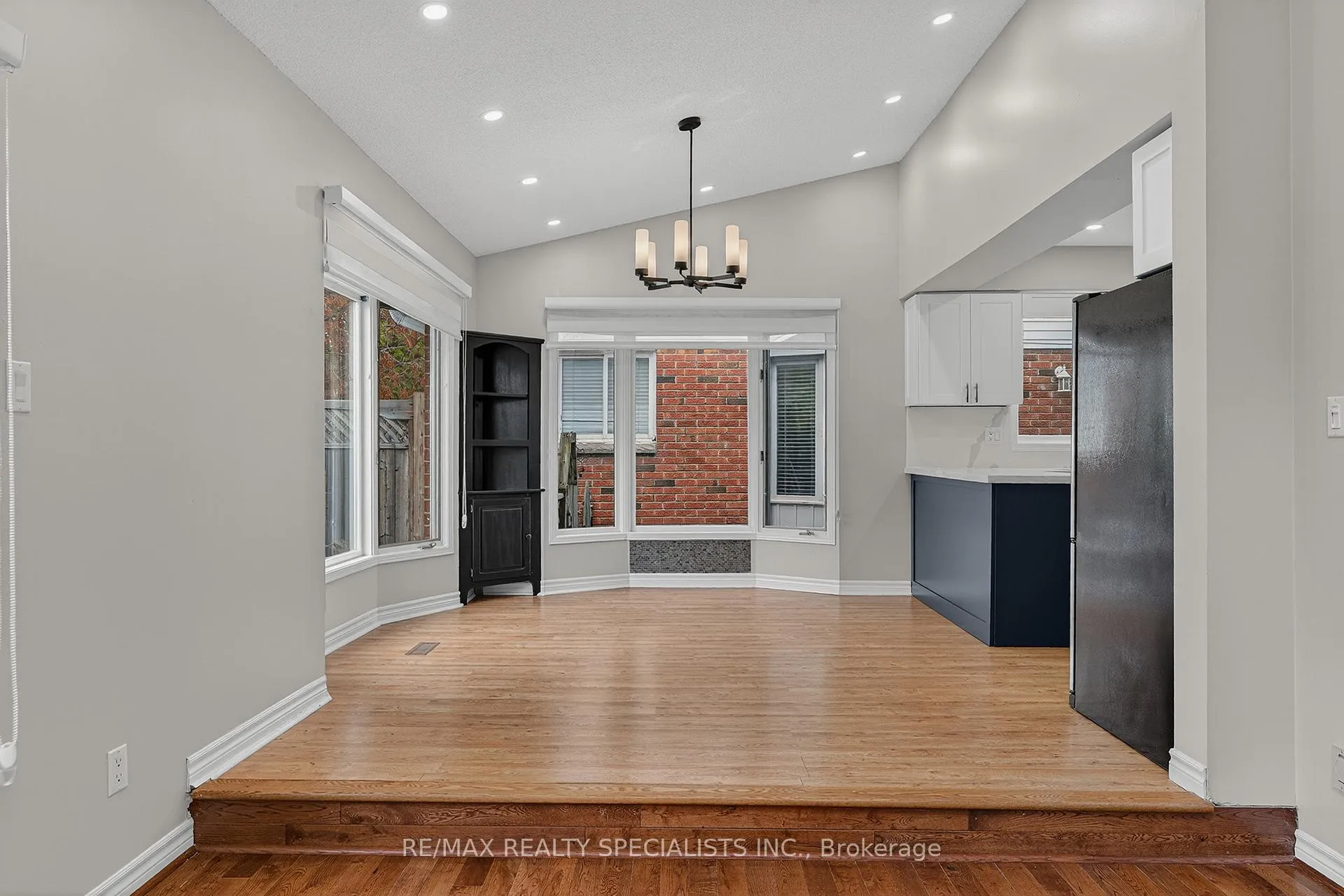 Photo 14 of 19 Longyear Drive, Hamilton, Waterdown — HOMEH
