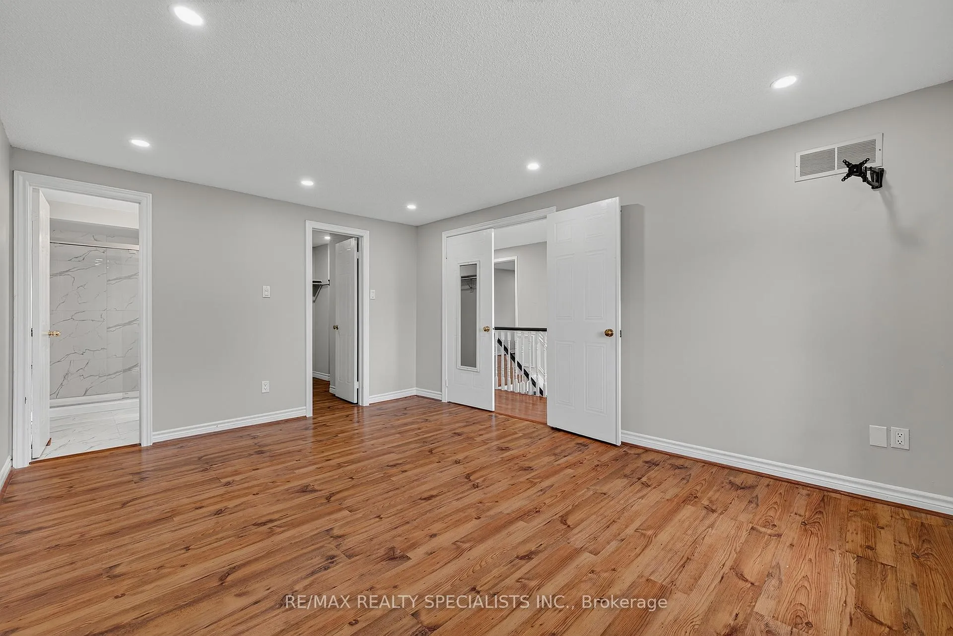 Photo 26 of 19 Longyear Drive, Hamilton, Waterdown — HOMEH