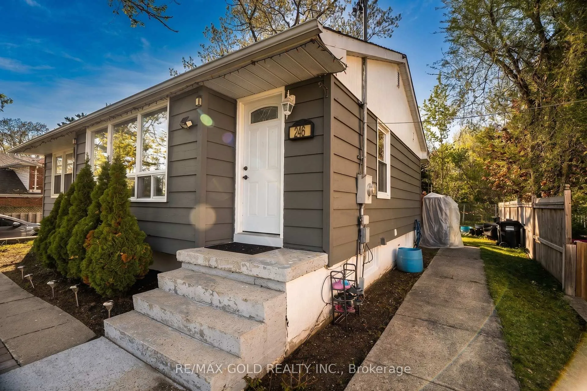 Photo 2 of 246 Edgehill Drive, Barrie, Letitia Heights — HOMEH