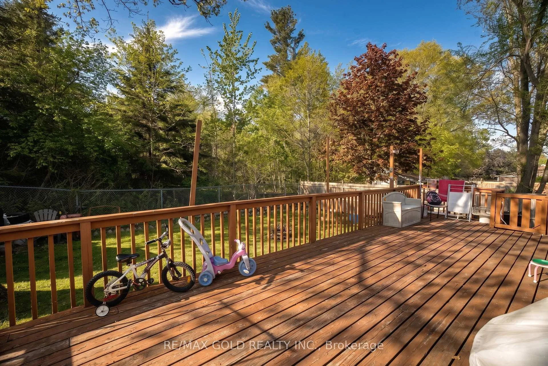Photo 4 of 246 Edgehill Drive, Barrie, Letitia Heights — HOMEH