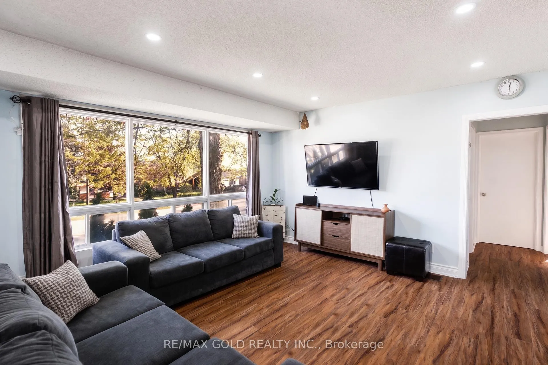 Photo 7 of 246 Edgehill Drive, Barrie, Letitia Heights — HOMEH