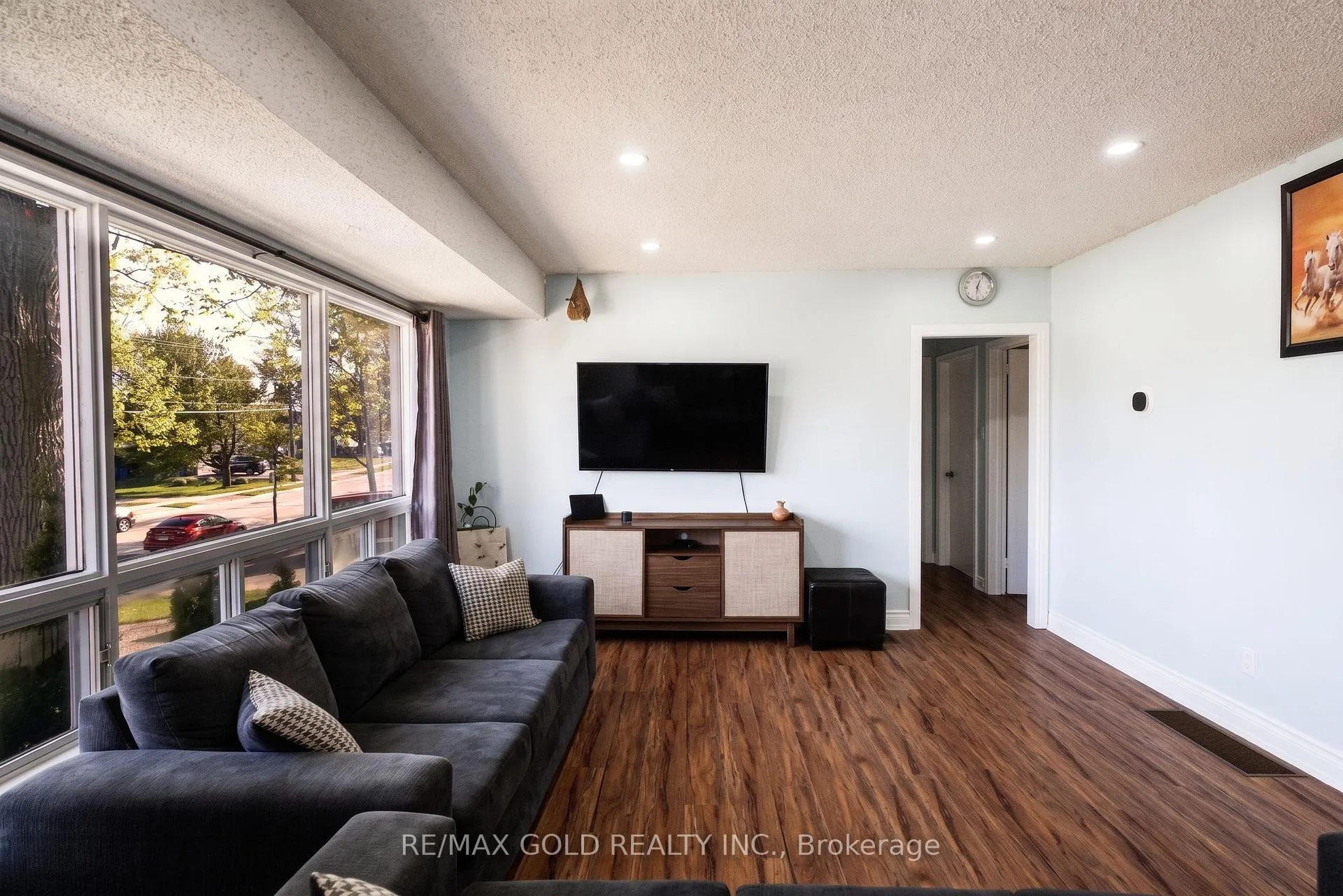Photo 8 of 246 Edgehill Drive, Barrie, Letitia Heights — HOMEH