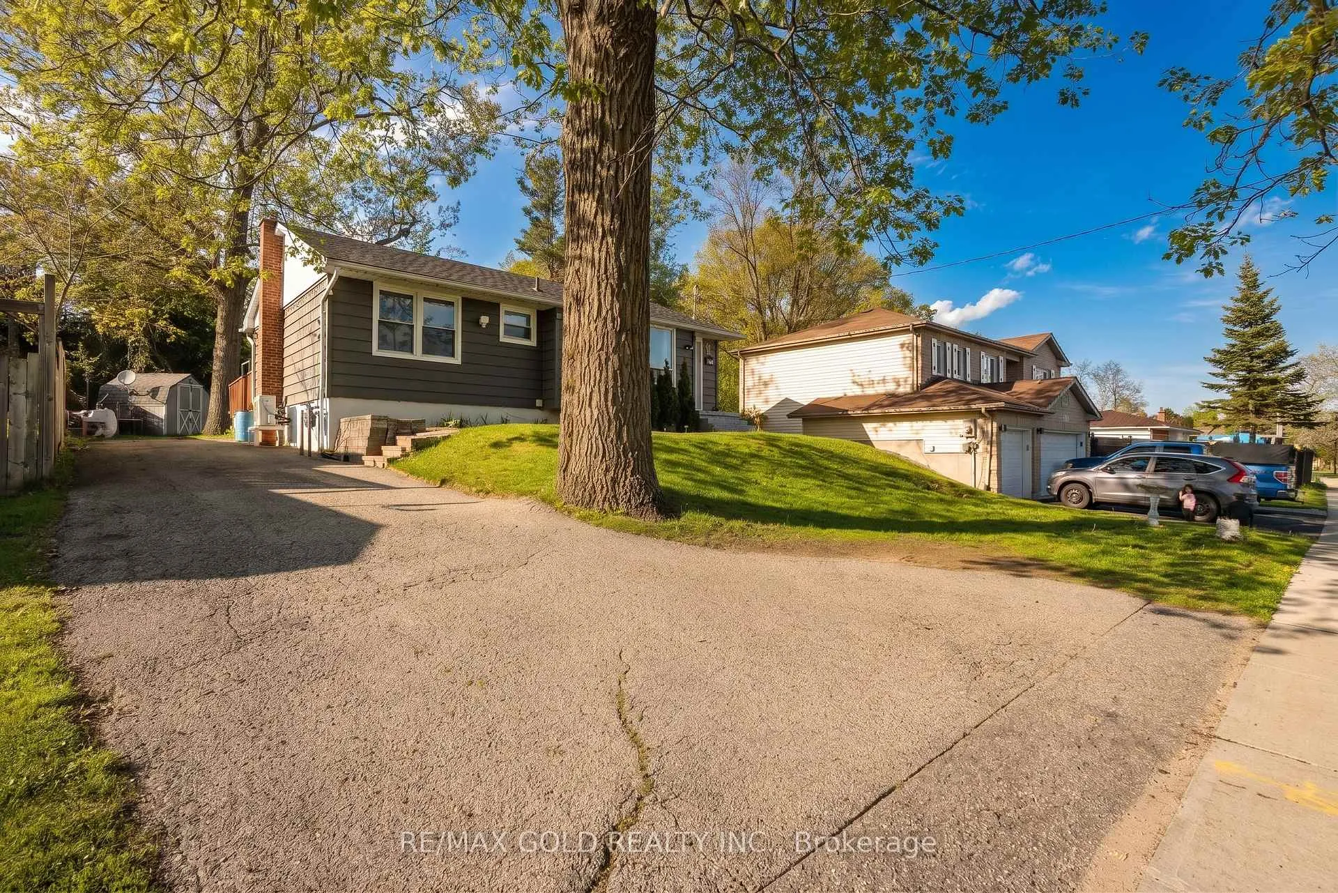 Photo 32 of 246 Edgehill Drive, Barrie, Letitia Heights — HOMEH