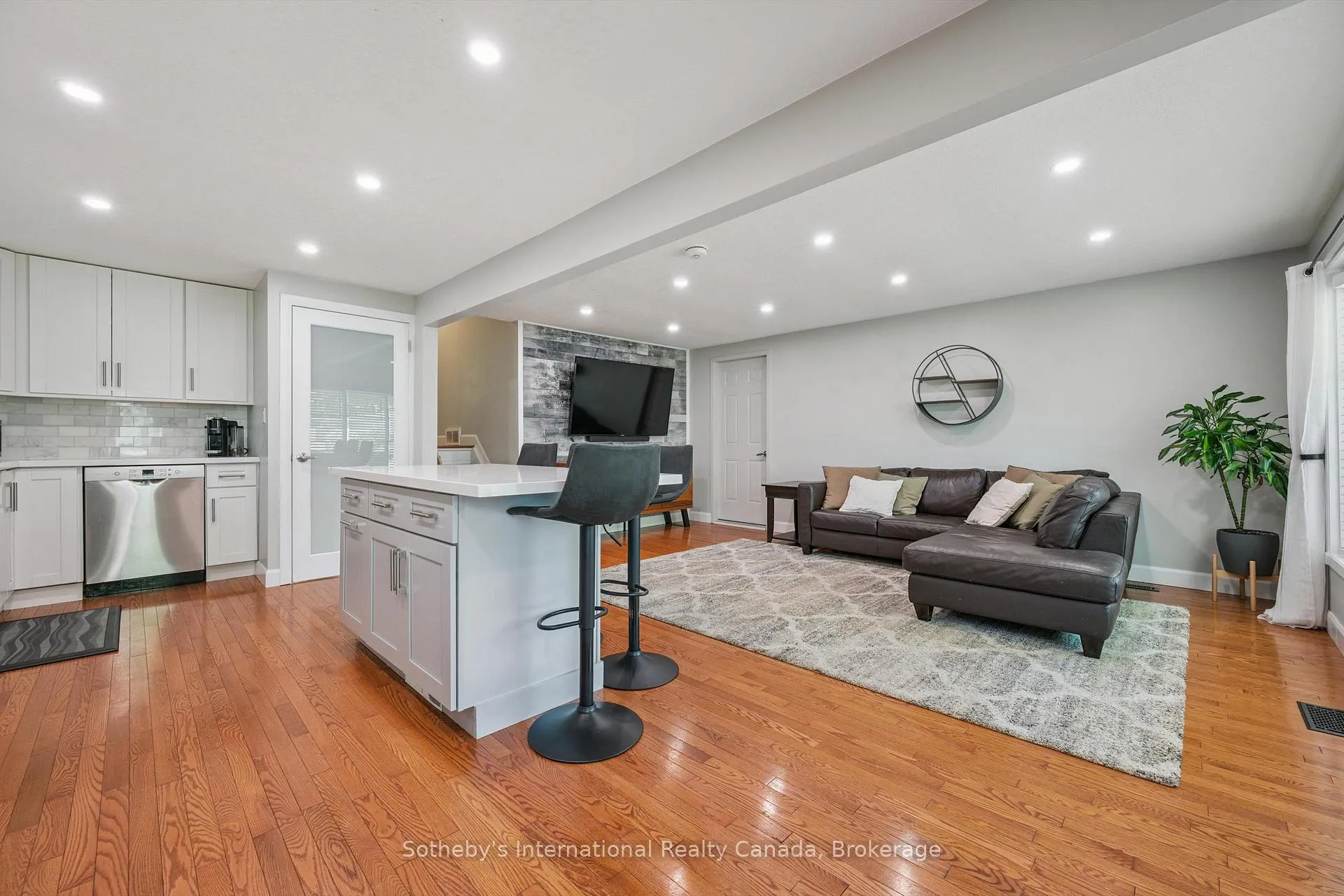 Photo 4 of 401 Midwood Crescent, Waterloo, Beechwood — HOMEH