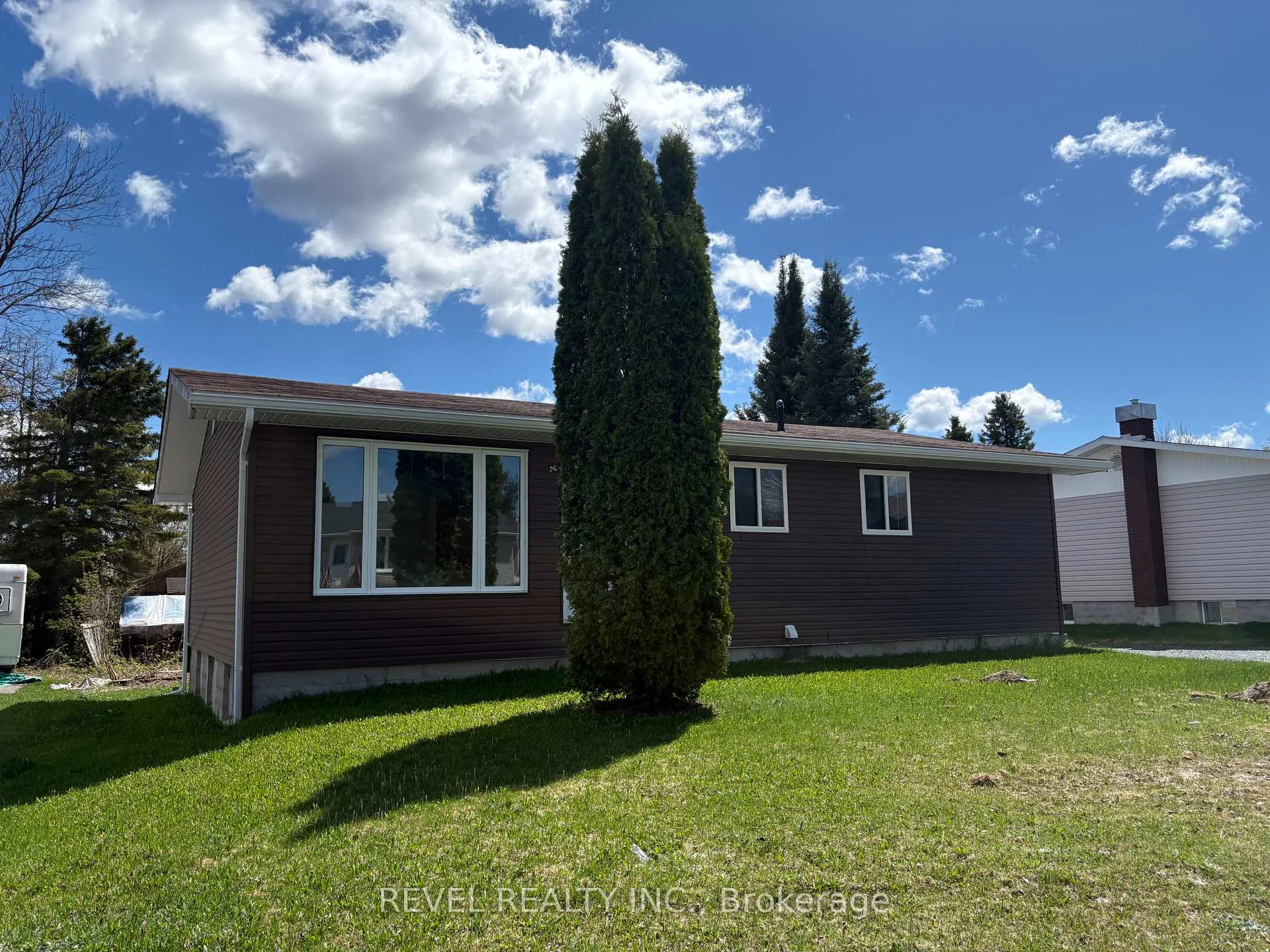 Photo 2 of 300 Fifteenth Avenue, Cochrane — HOMEH
