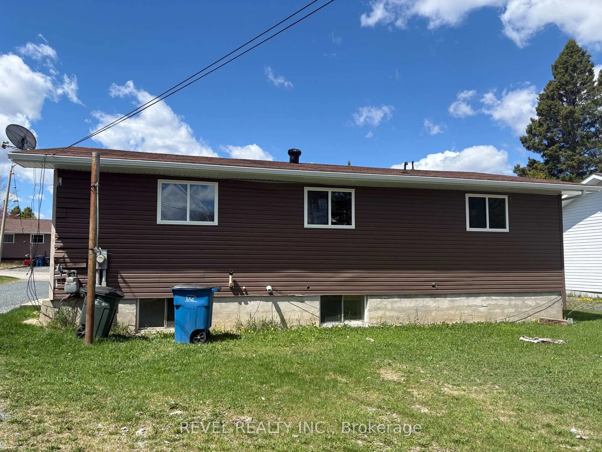 Photo 3 of 300 Fifteenth Avenue, Cochrane — HOMEH
