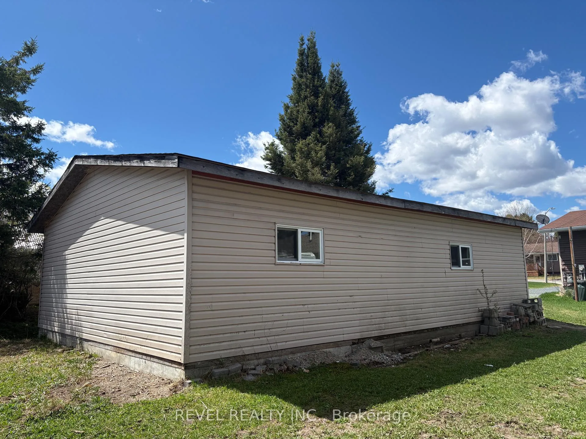 Photo 5 of 300 Fifteenth Avenue, Cochrane — HOMEH