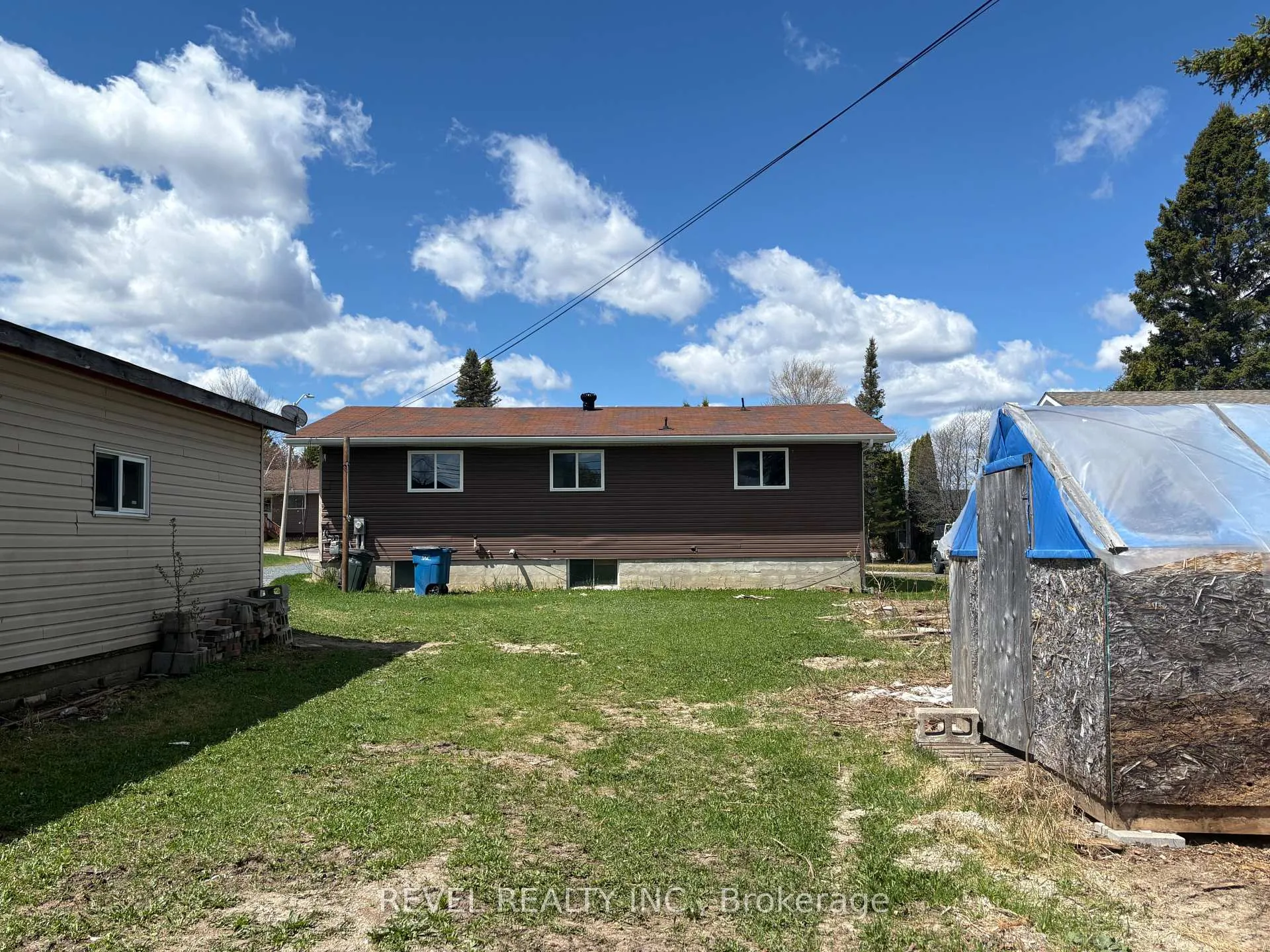 Photo 6 of 300 Fifteenth Avenue, Cochrane — HOMEH