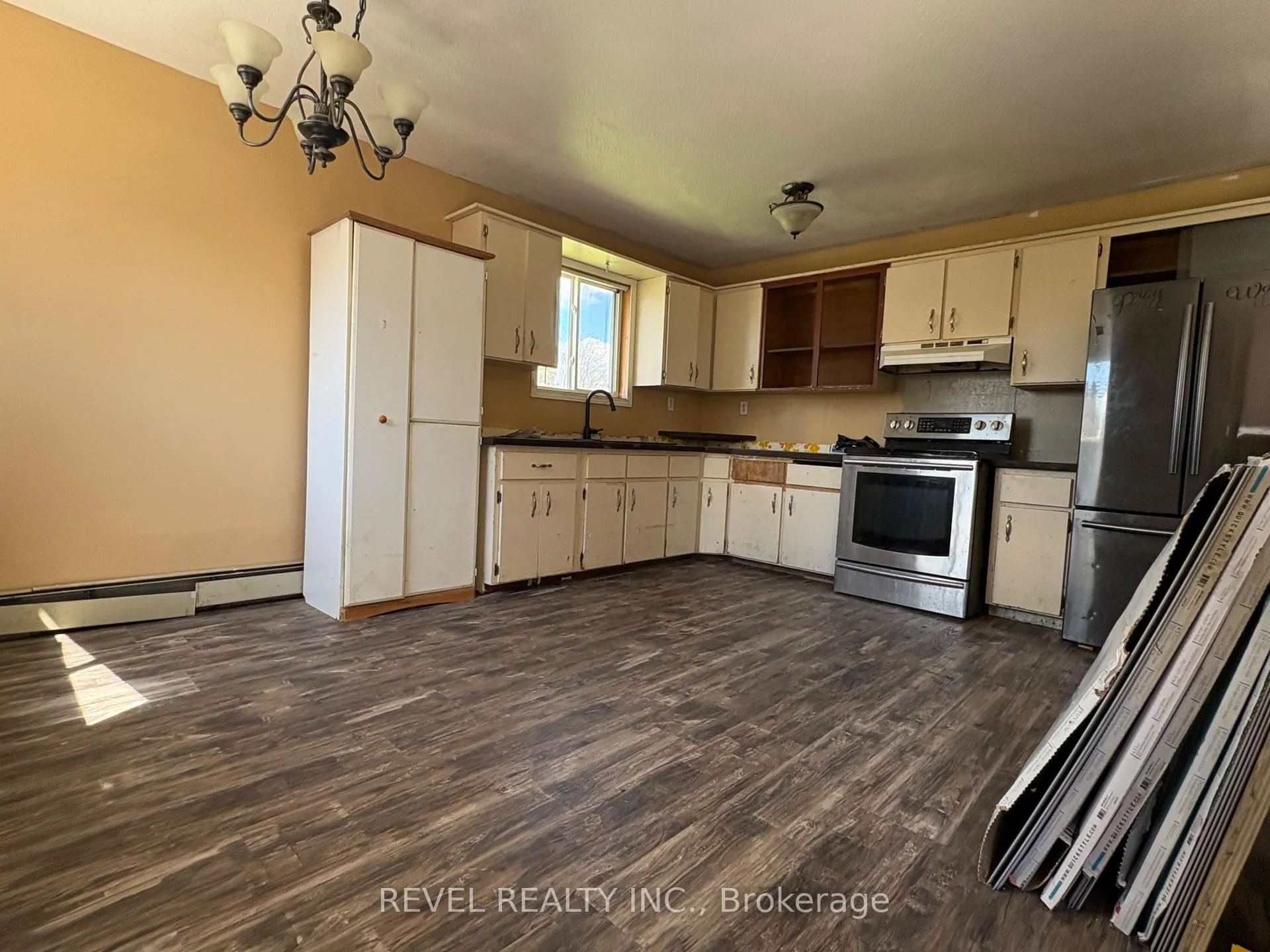 Photo 9 of 300 Fifteenth Avenue, Cochrane — HOMEH