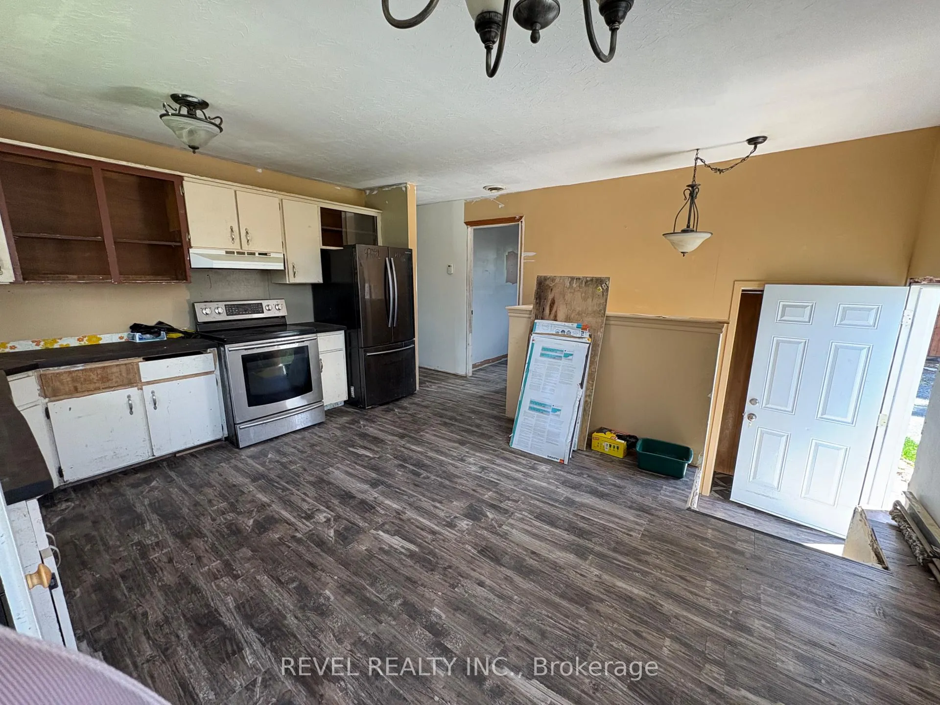 Photo 10 of 300 Fifteenth Avenue, Cochrane — HOMEH