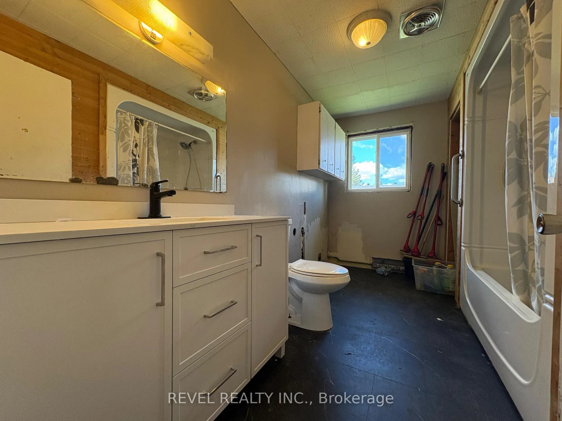 Photo 13 of 300 Fifteenth Avenue, Cochrane — HOMEH
