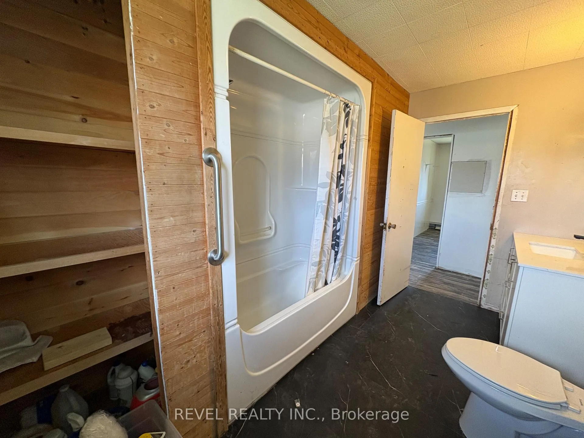 Photo 14 of 300 Fifteenth Avenue, Cochrane — HOMEH