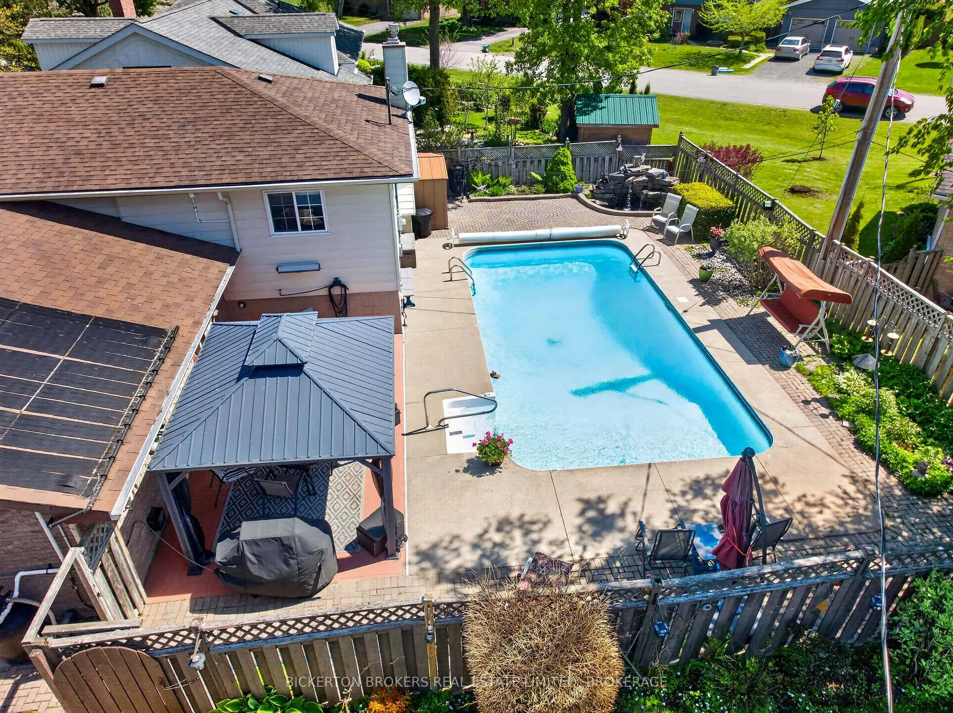 Photo 2 of 525 Pine Street E, Gananoque — HOMEH