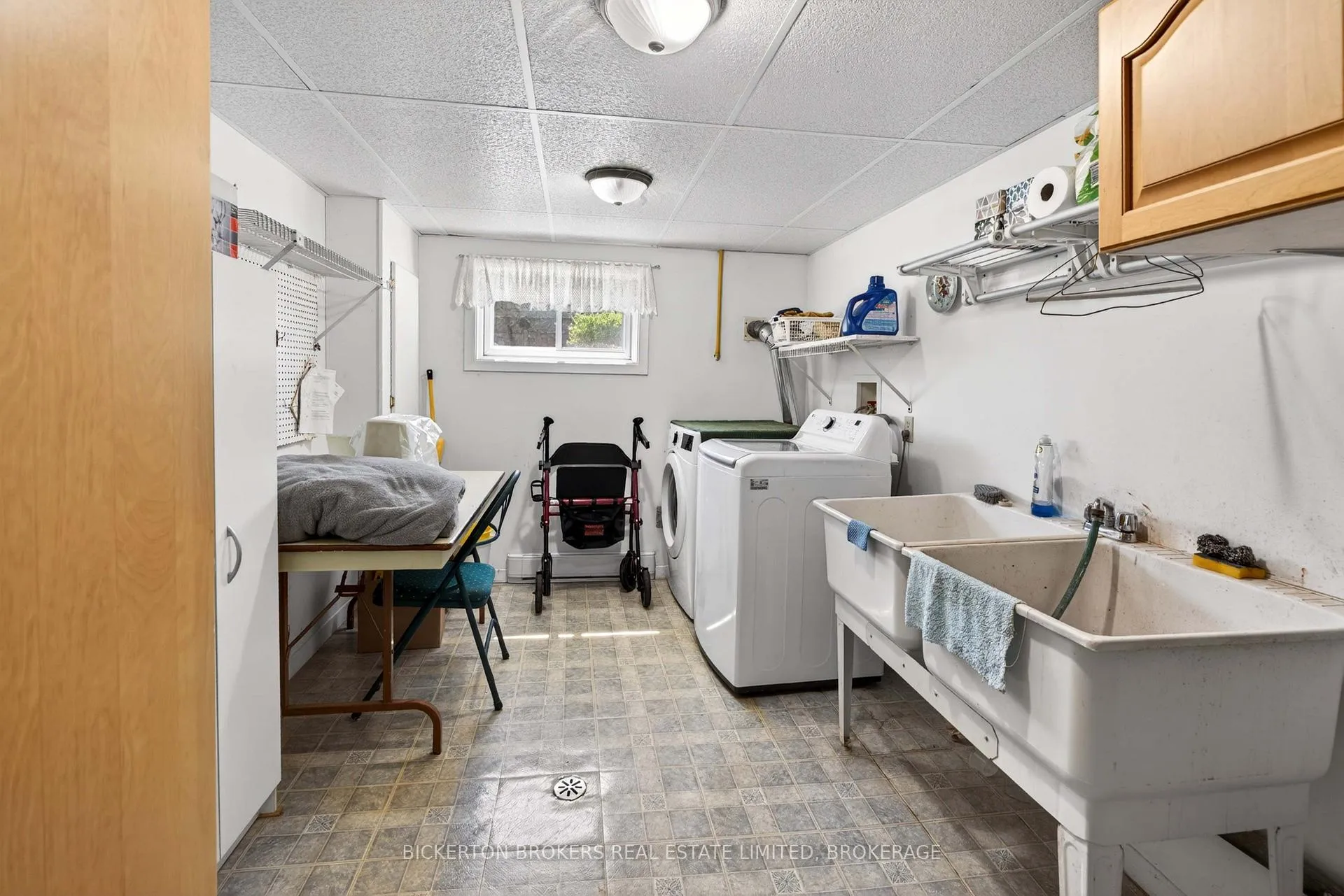 Photo 5 of 525 Pine Street E, Gananoque — HOMEH