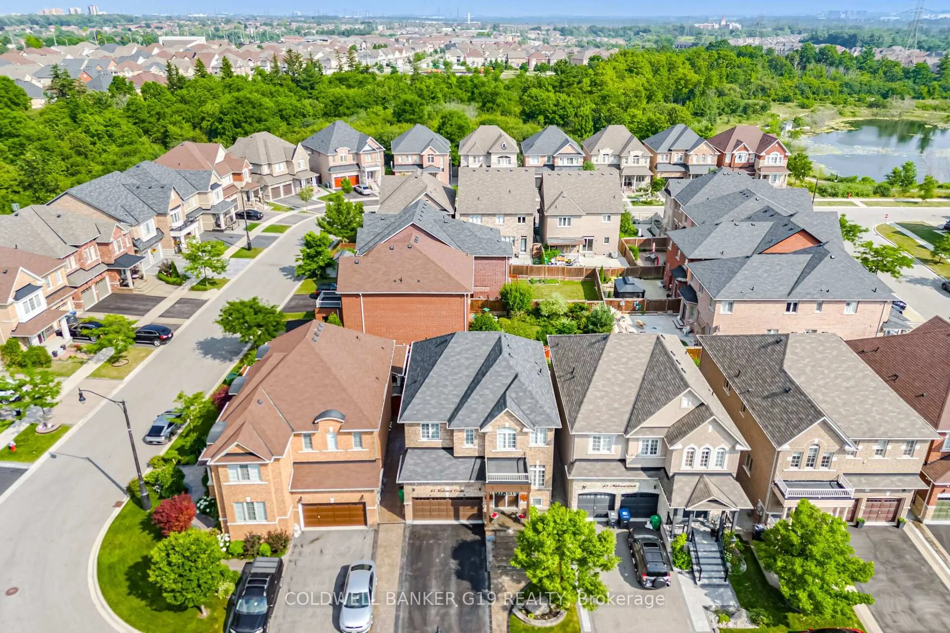 Photo 2 of 43 Midcrest Circle, Brampton, Credit Valley — HOMEH