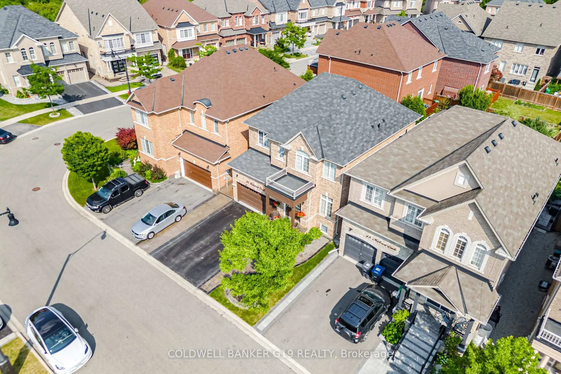 Photo 3 of 43 Midcrest Circle, Brampton, Credit Valley — HOMEH
