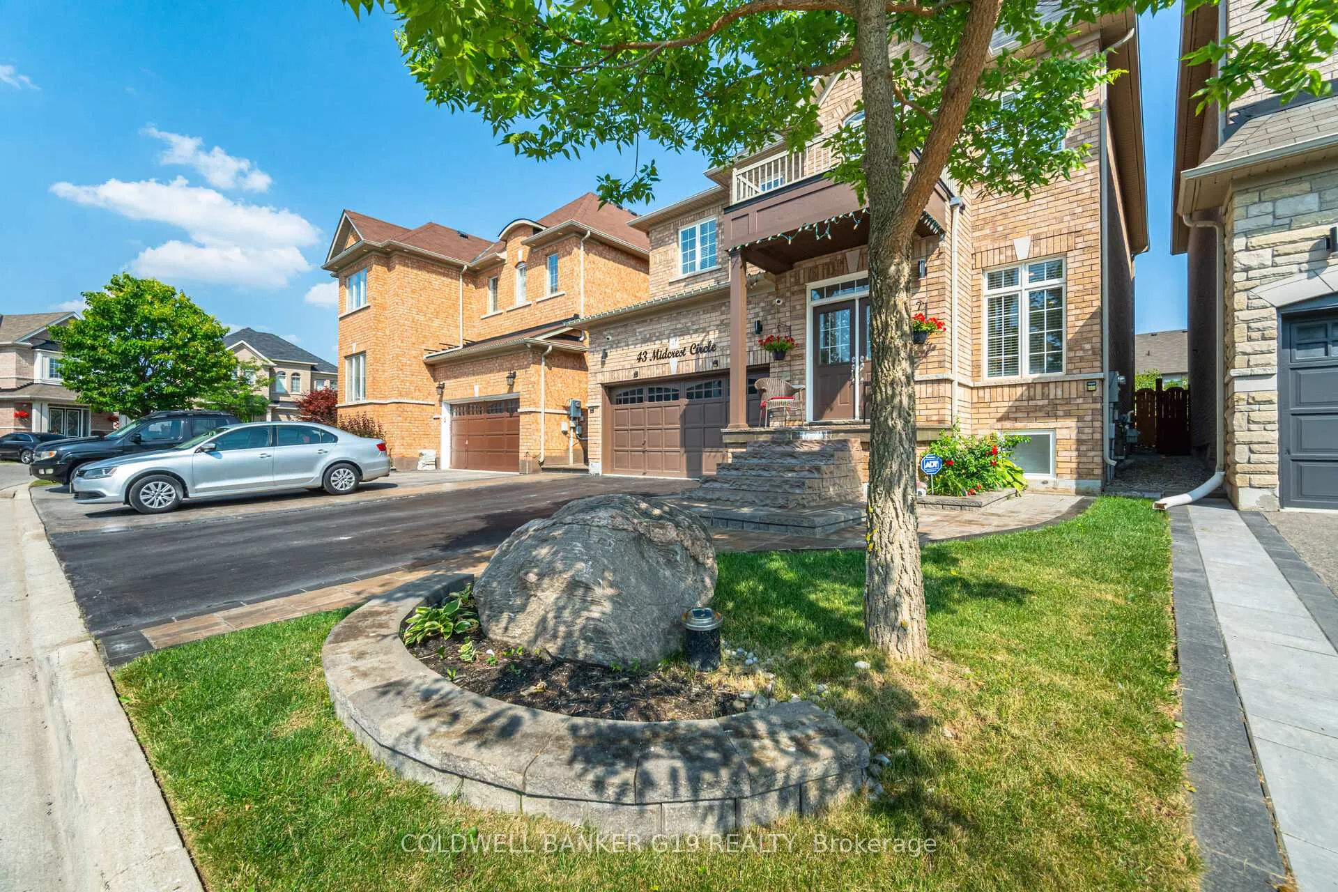 Photo 5 of 43 Midcrest Circle, Brampton, Credit Valley — HOMEH