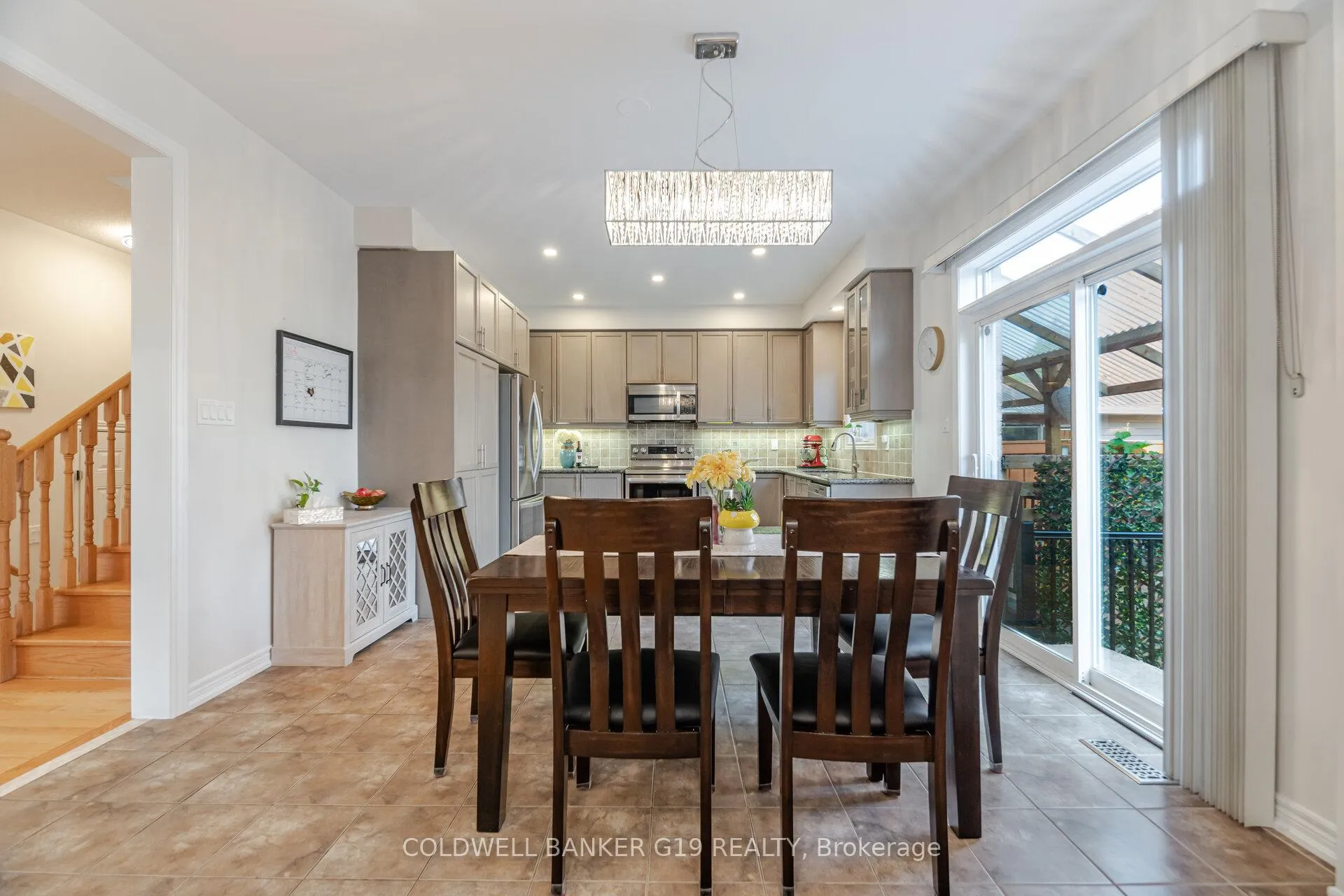 Photo 10 of 43 Midcrest Circle, Brampton, Credit Valley — HOMEH