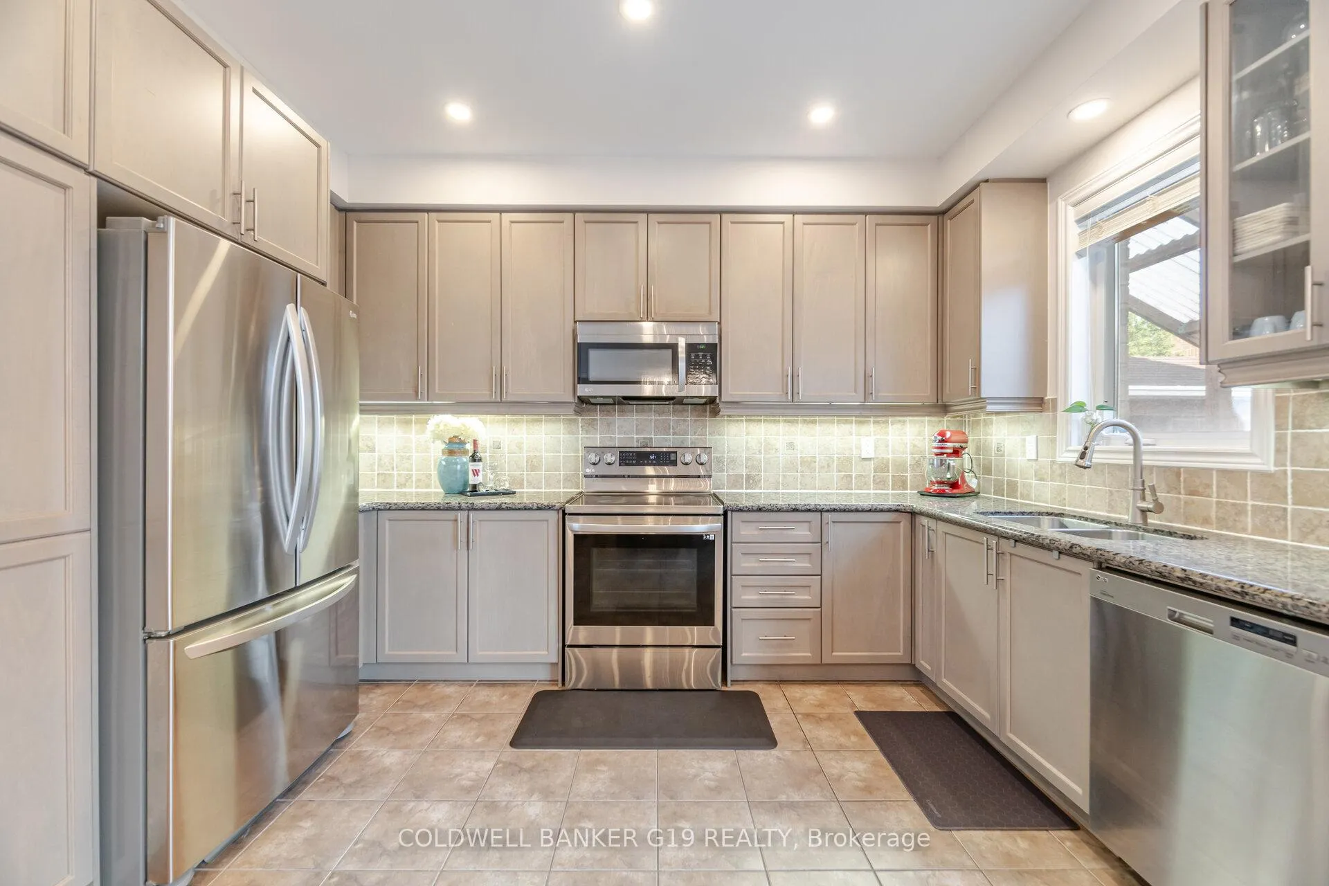 Photo 11 of 43 Midcrest Circle, Brampton, Credit Valley — HOMEH