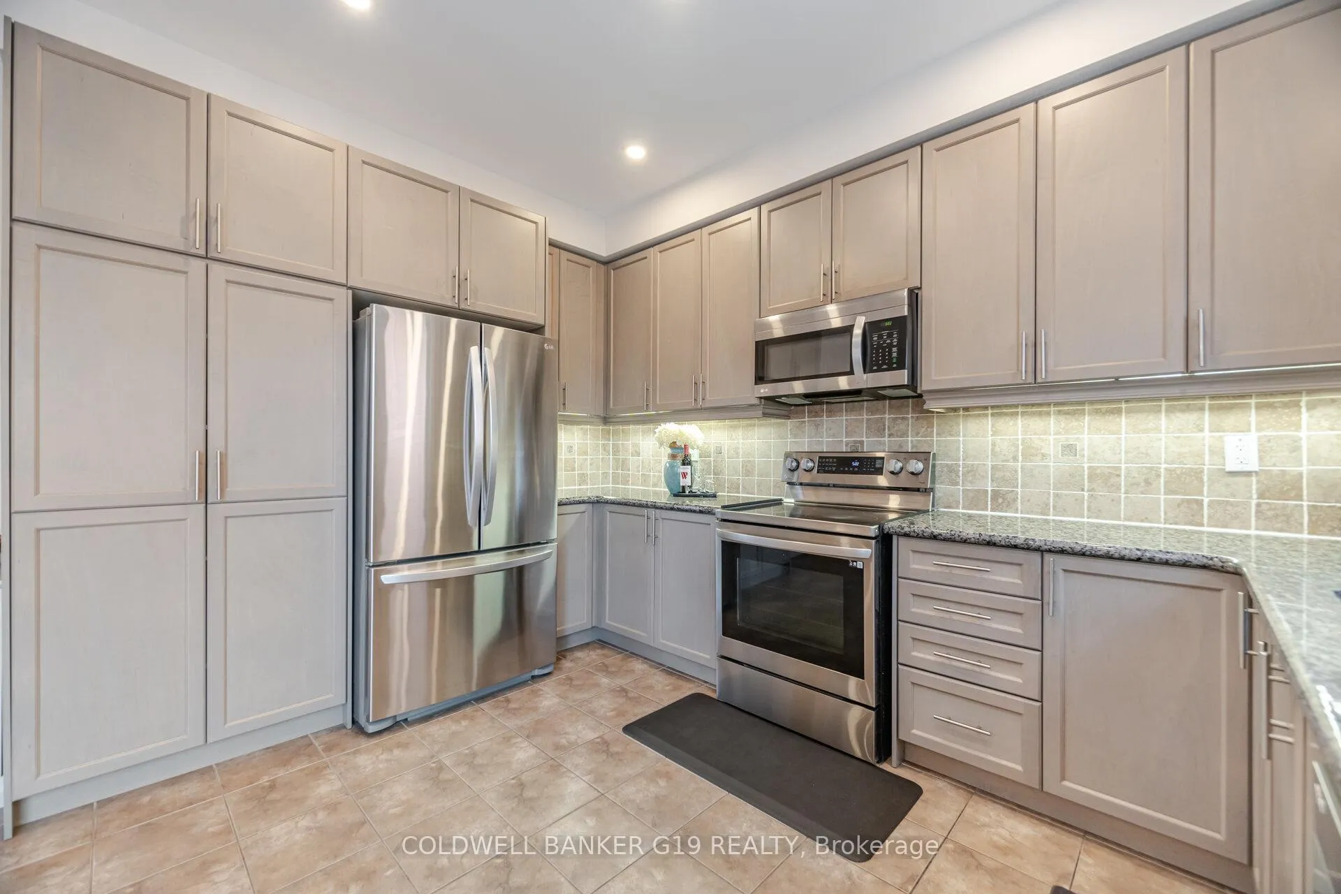 Photo 12 of 43 Midcrest Circle, Brampton, Credit Valley — HOMEH