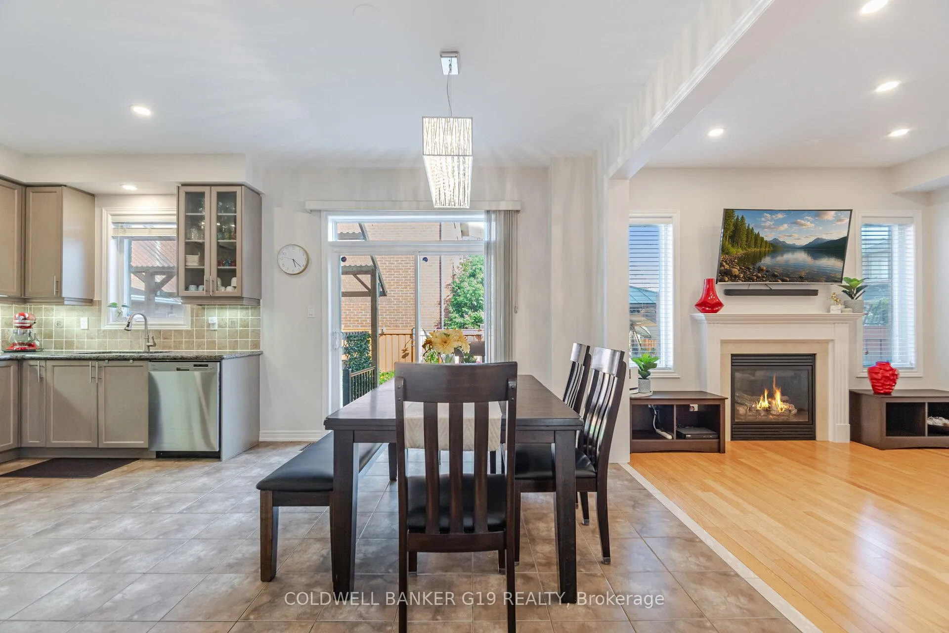 Photo 13 of 43 Midcrest Circle, Brampton, Credit Valley — HOMEH