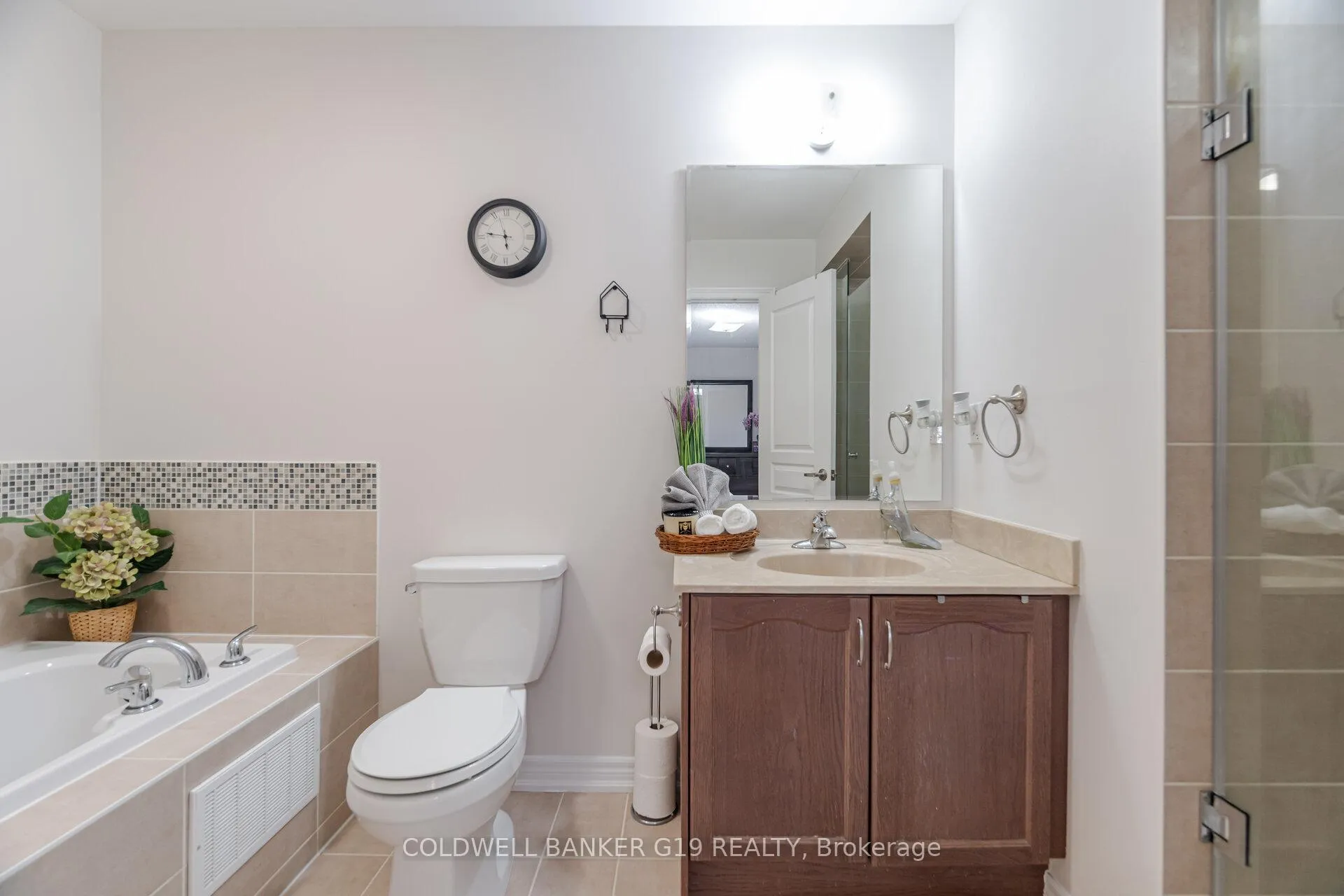 Photo 20 of 43 Midcrest Circle, Brampton, Credit Valley — HOMEH
