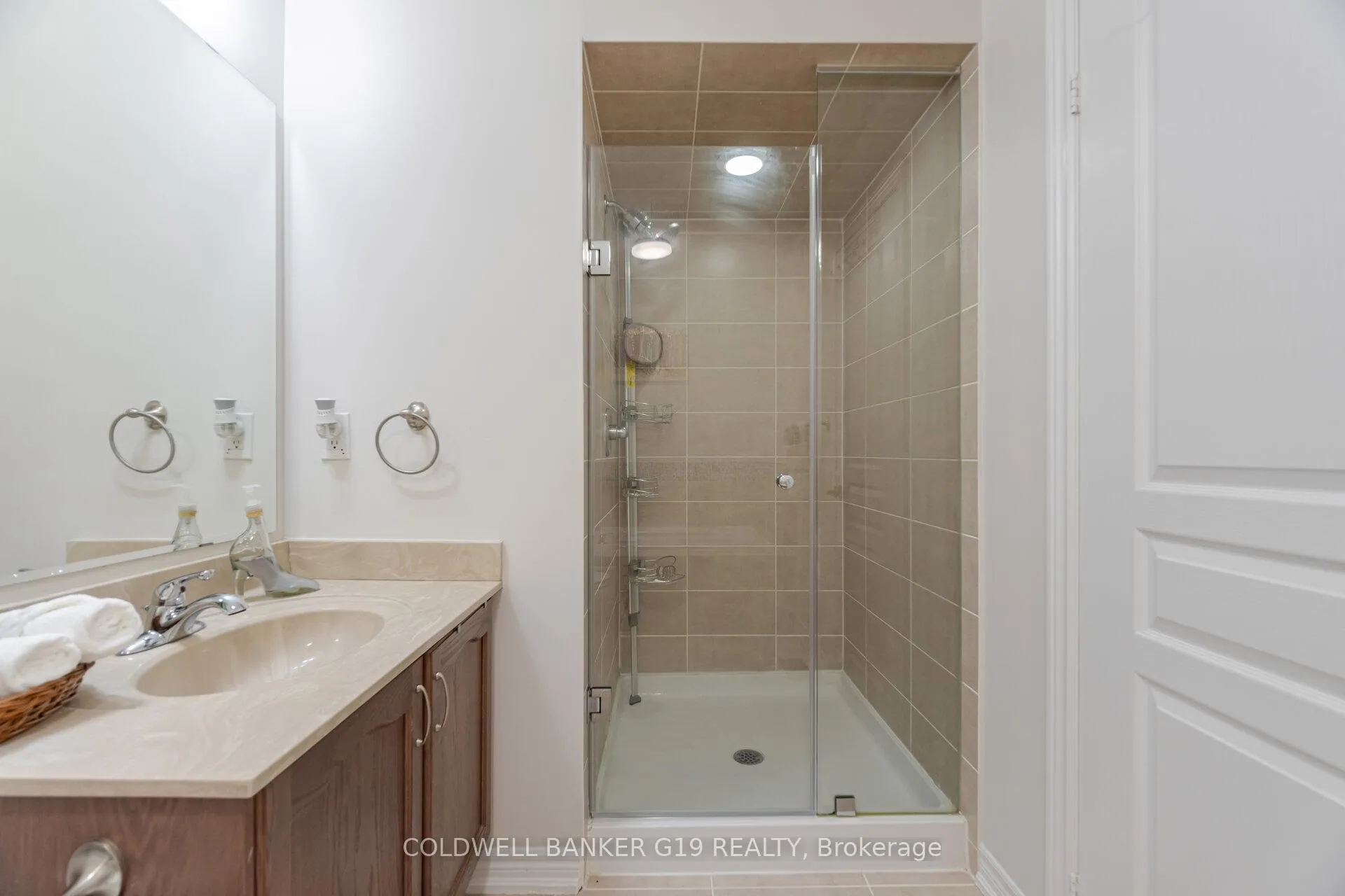 Photo 21 of 43 Midcrest Circle, Brampton, Credit Valley — HOMEH