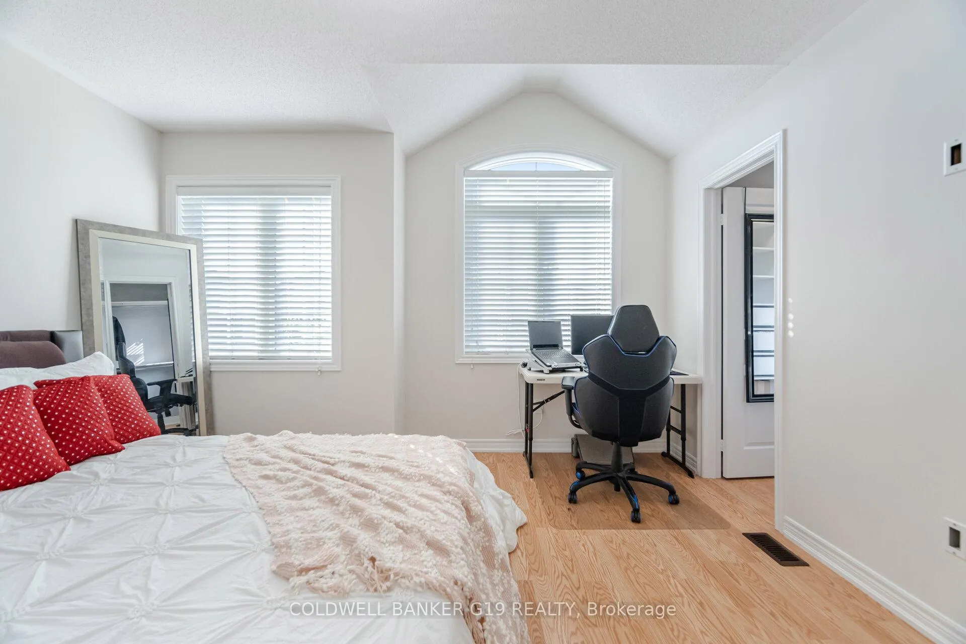 Photo 23 of 43 Midcrest Circle, Brampton, Credit Valley — HOMEH