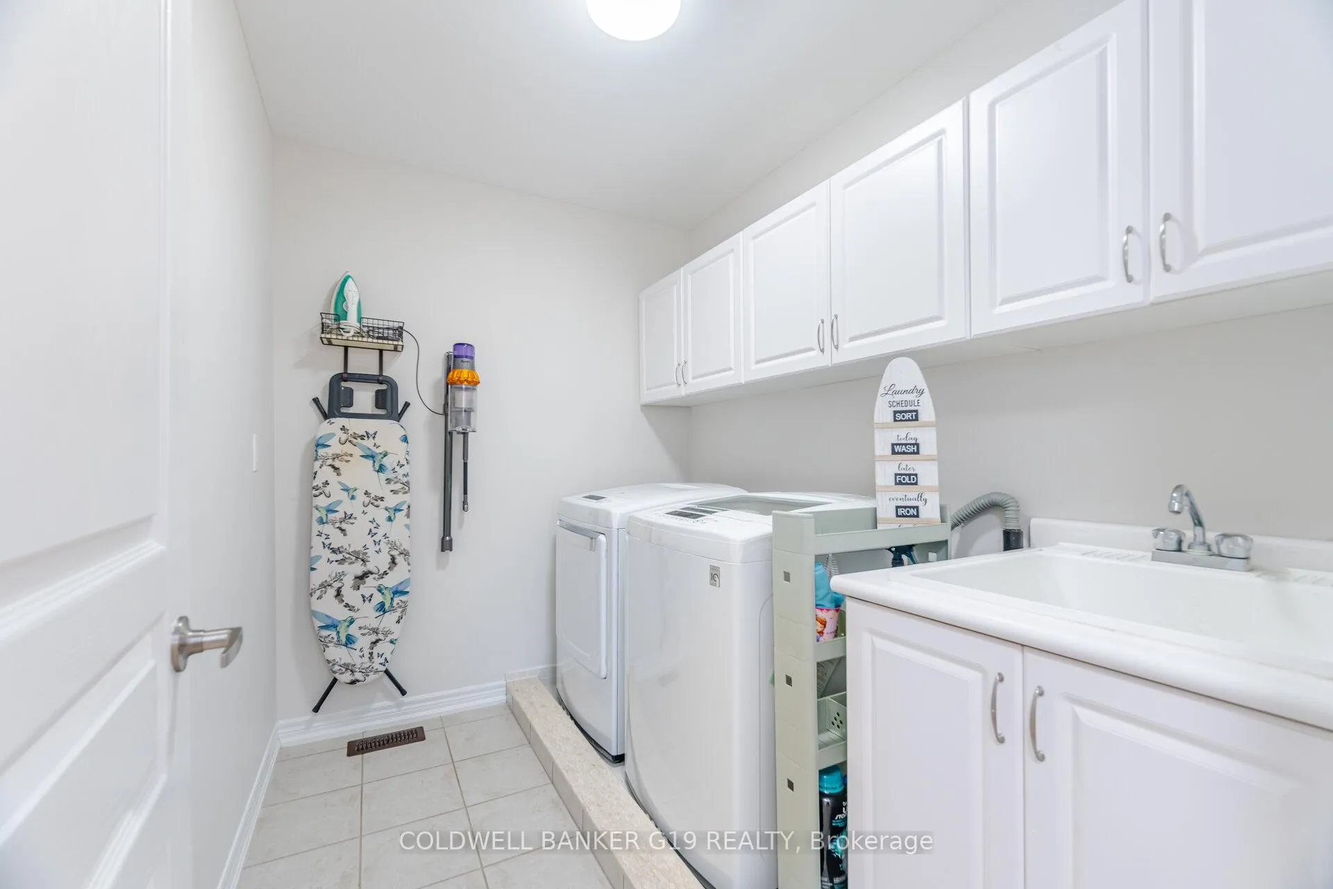 Photo 27 of 43 Midcrest Circle, Brampton, Credit Valley — HOMEH