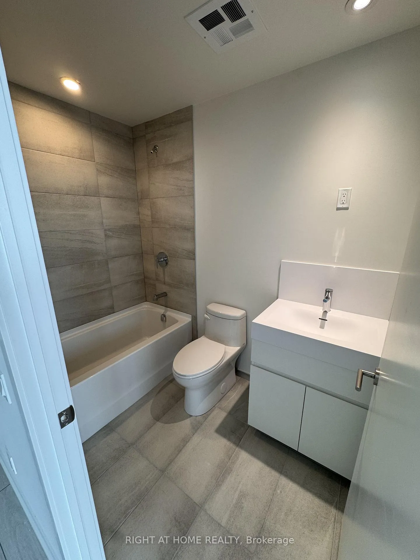 Photo 3 of Unit 1709, 39 Mary Street, Barrie, City Centre — HOMEH