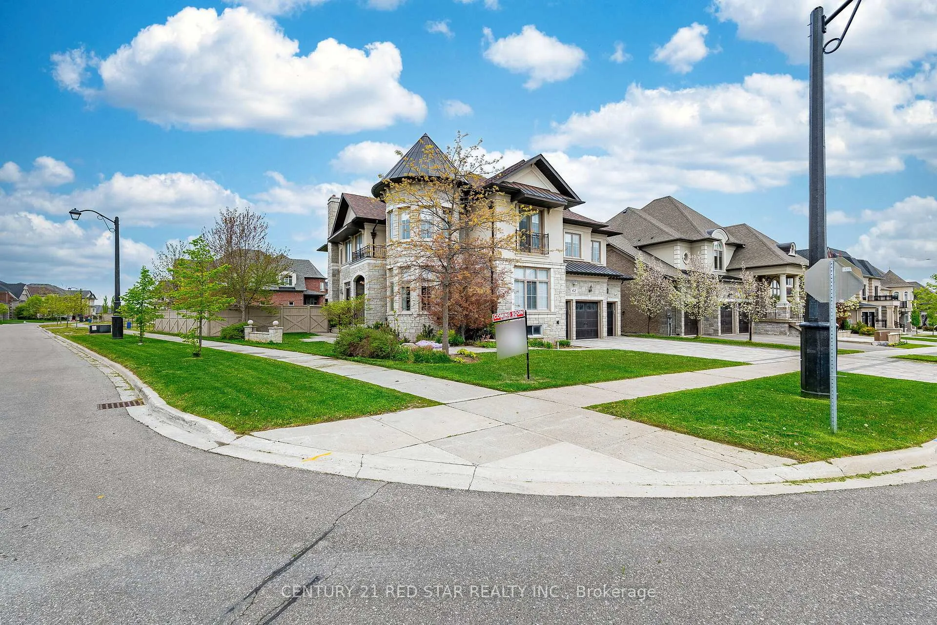 Photo 2 of 62 Langdon Drive, King, King City — HOMEH