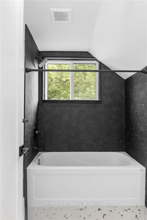 Photo 22 of 71 Taylor Road, Bracebridge, Macaulay — HOMEH