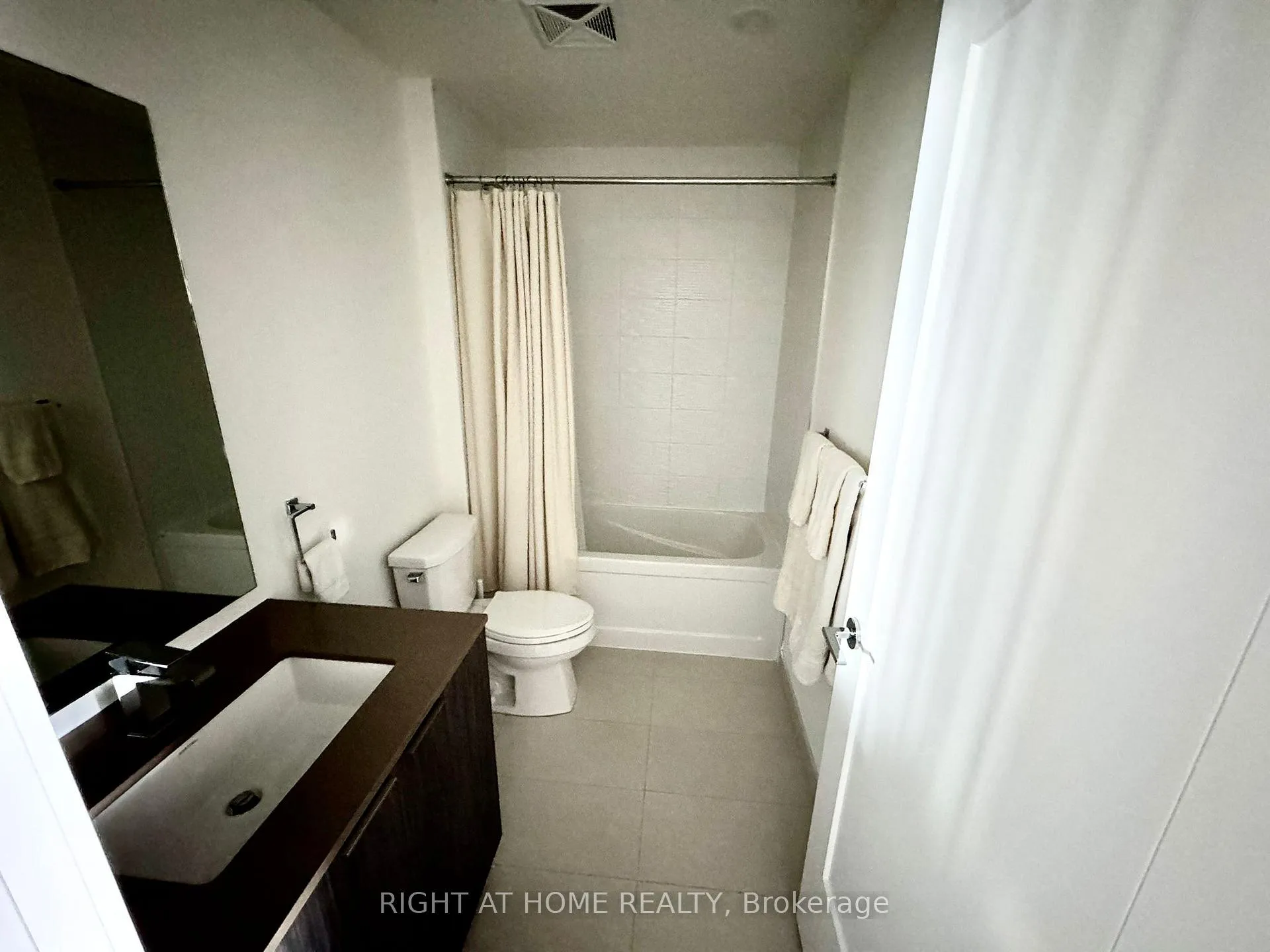Photo 6 of Unit 1906, 70 Annie Craig Drive, Toronto, Niagara — HOMEH