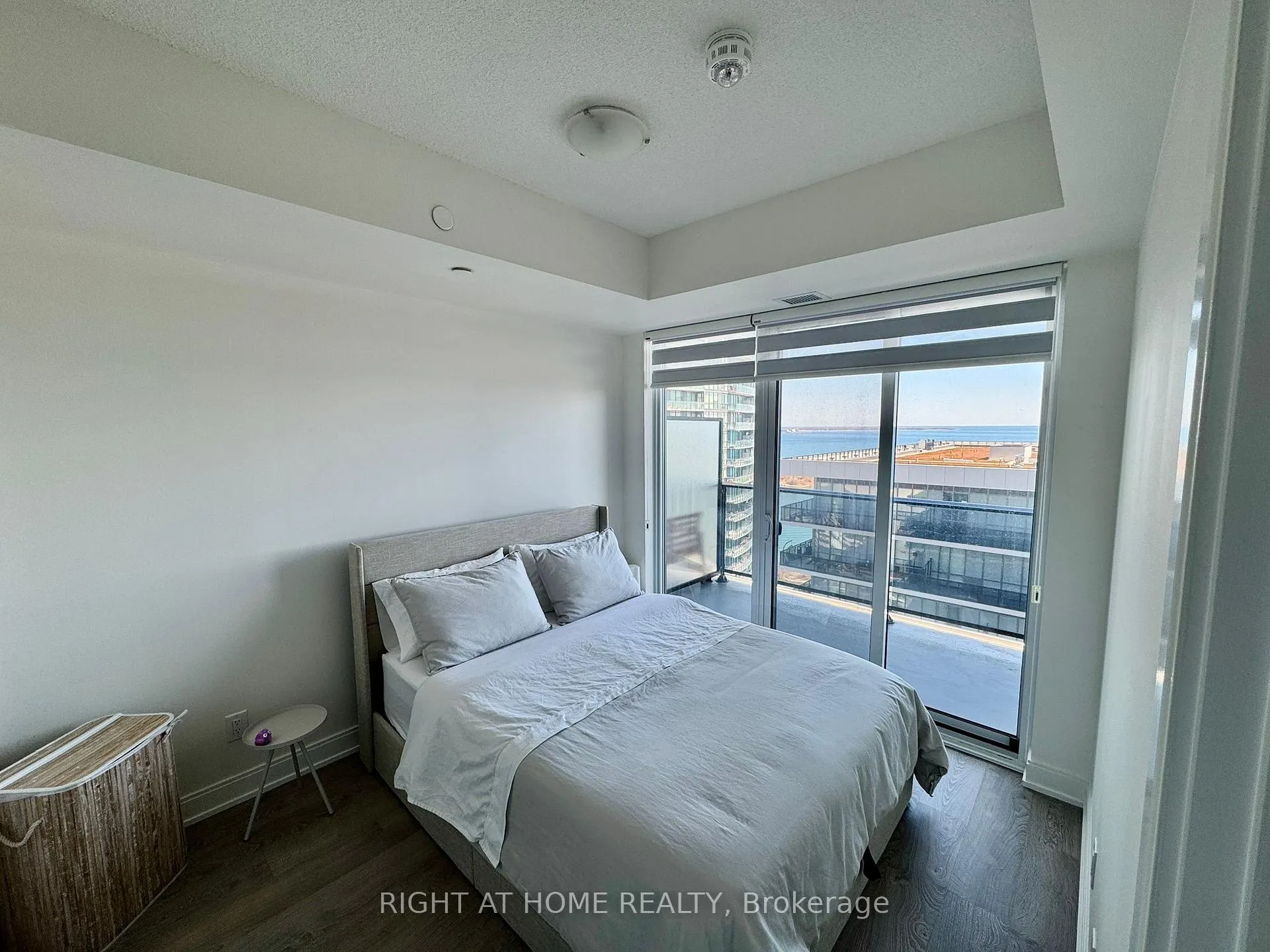 Photo 7 of Unit 1906, 70 Annie Craig Drive, Toronto, Niagara — HOMEH